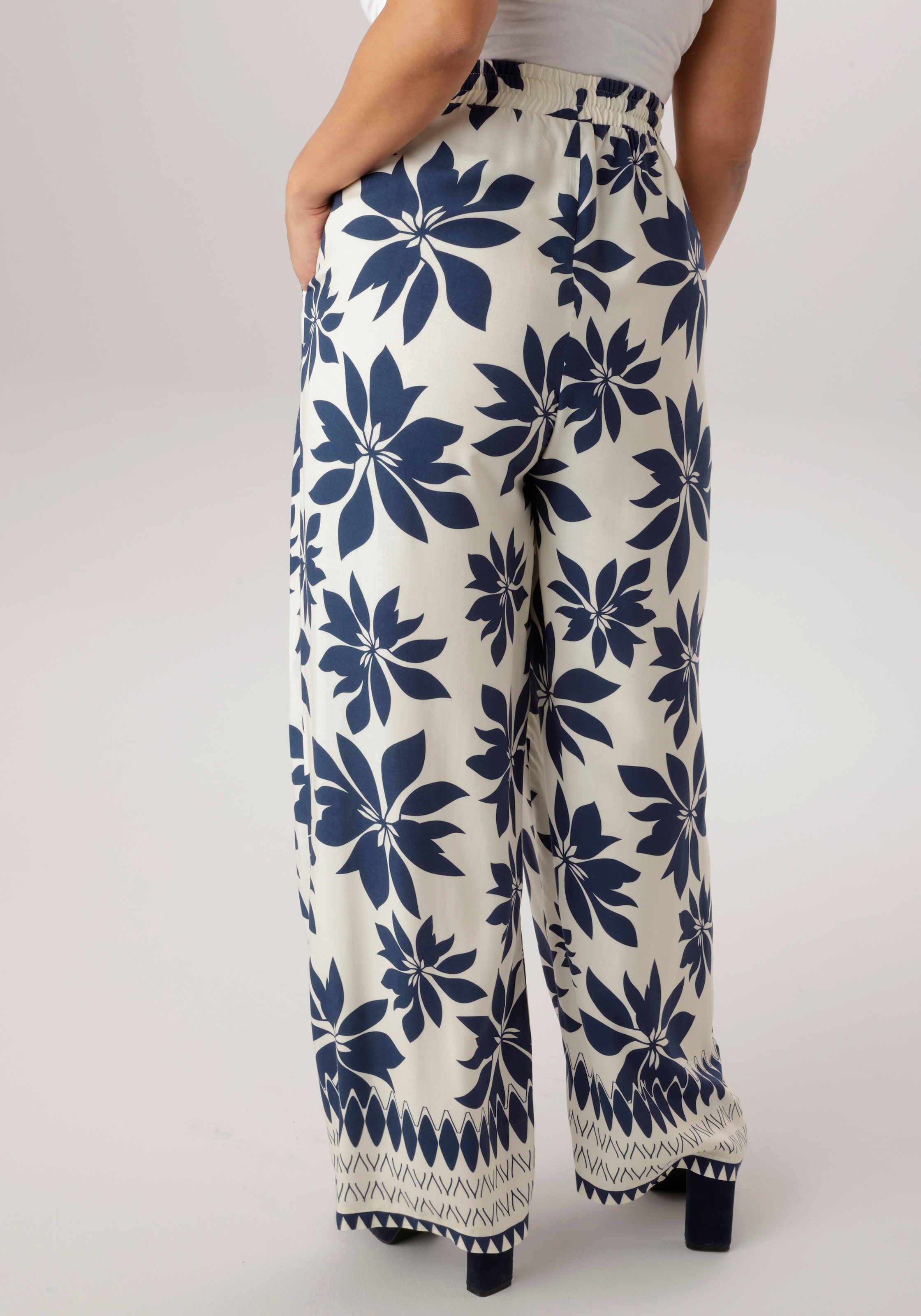 Aniston PLUS Pantalon à enfiler  imprimé de grandes feuilles