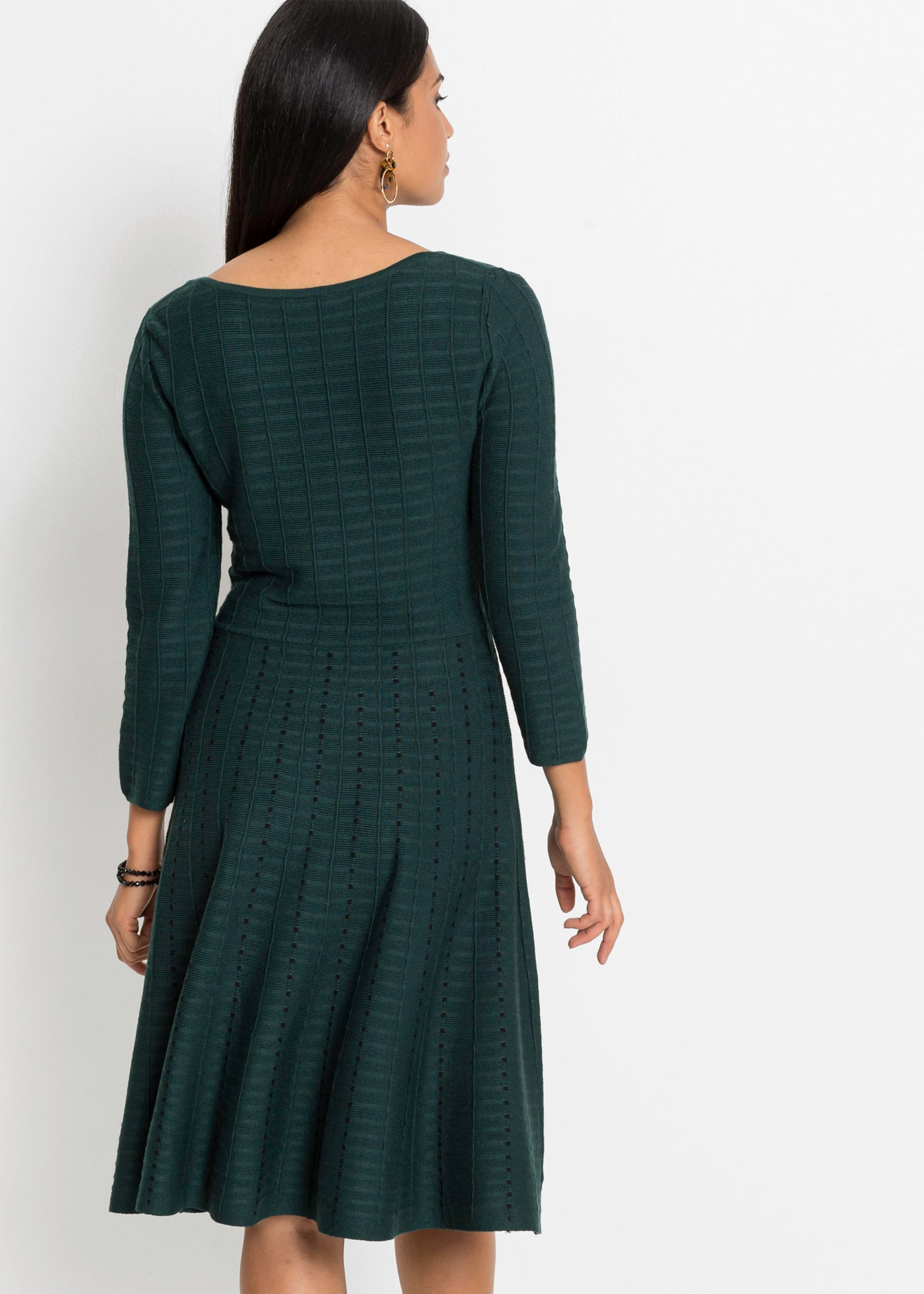 bonprix Strickkleid »Strickkleid aus fliessendem Viskose-Mix« für besondere Anlässe, aus Viskose-Mix, ausgestellte Passform