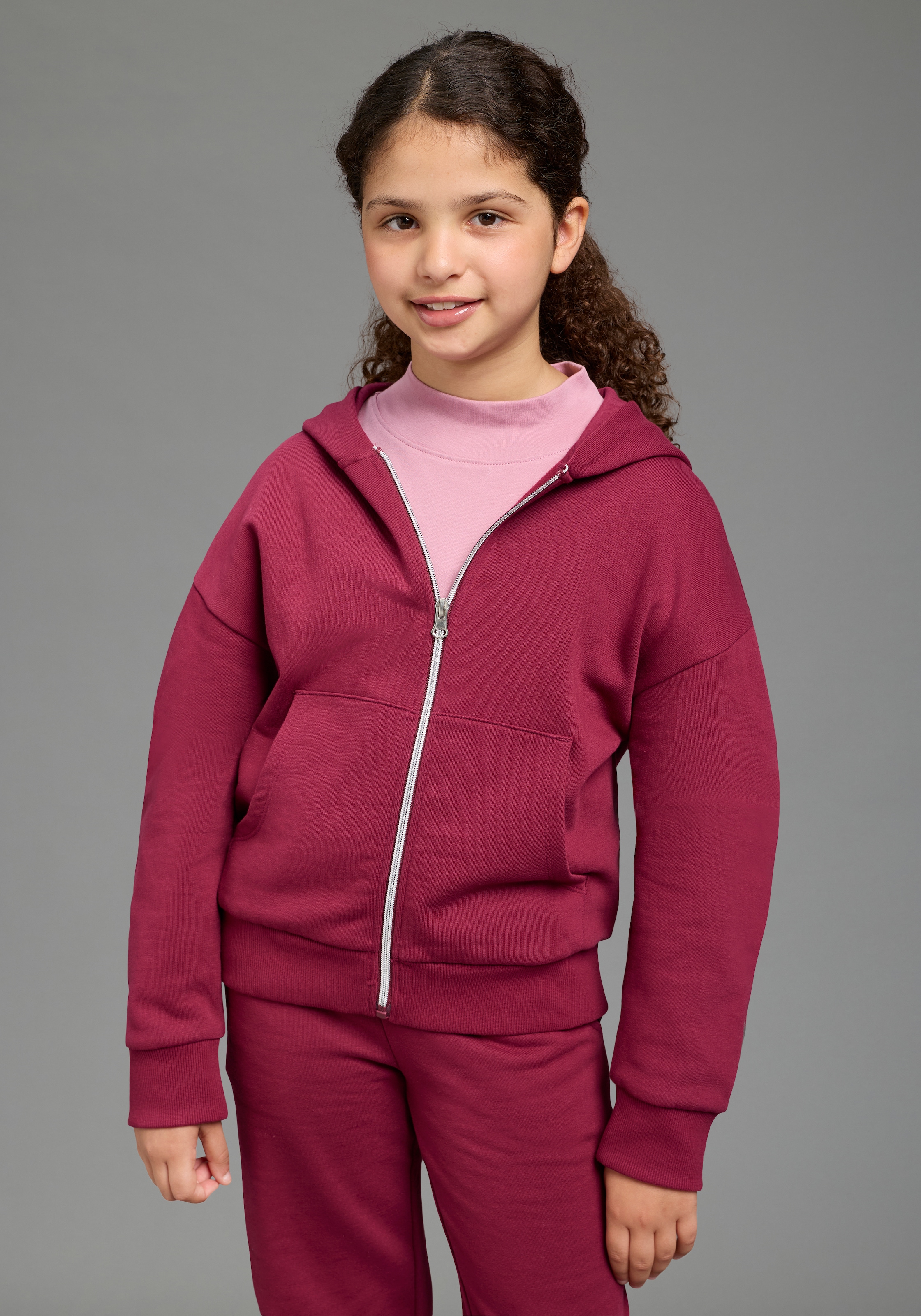 KIDSWORLD Sweat à capuche »Lässige Sweatjacke mit kleinem  Logo« Coupe ample