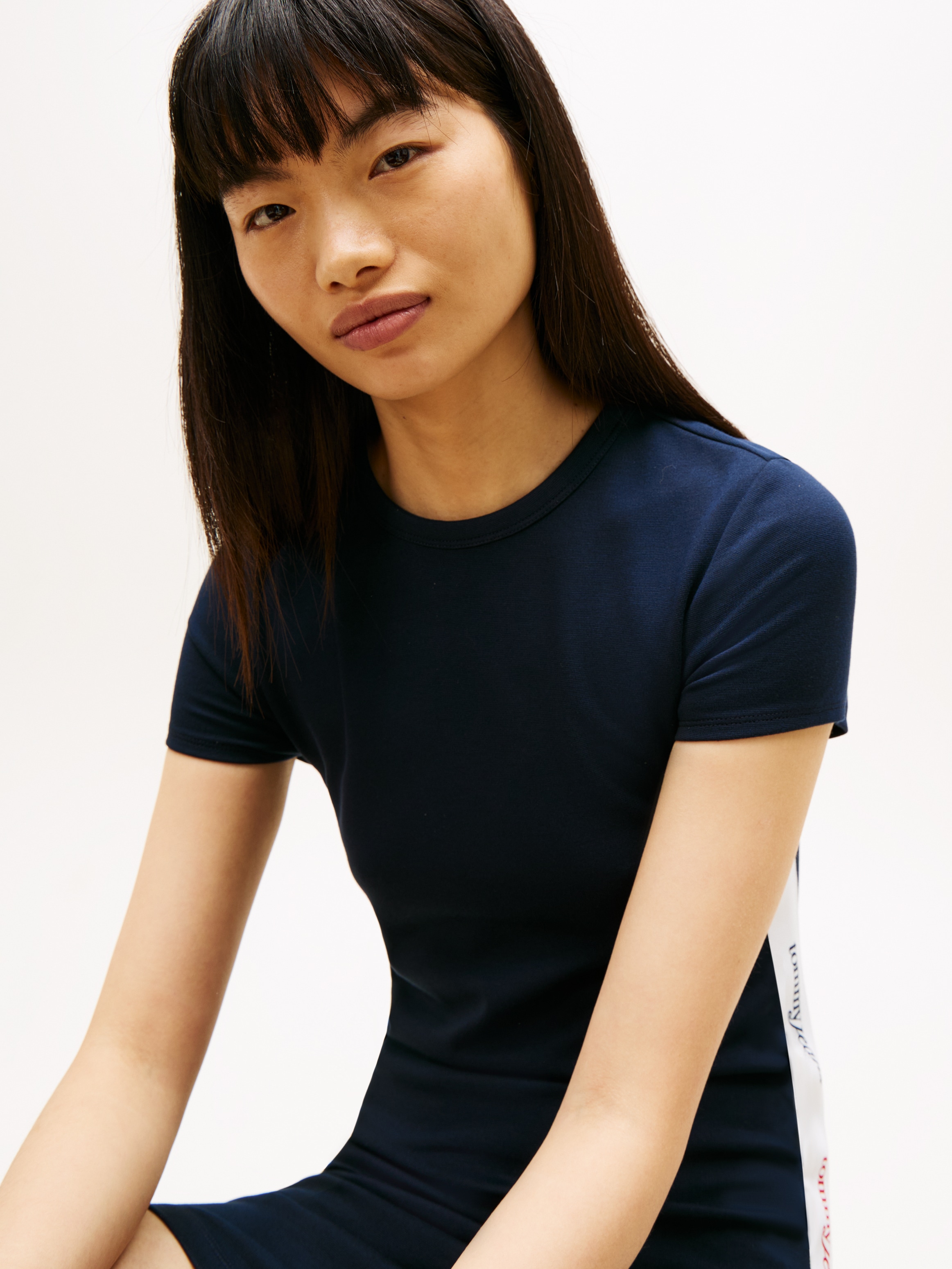 Tommy Jeans Robe en jersey »TJW BODYCON TAPE DRESS« avec son design classique et épuré