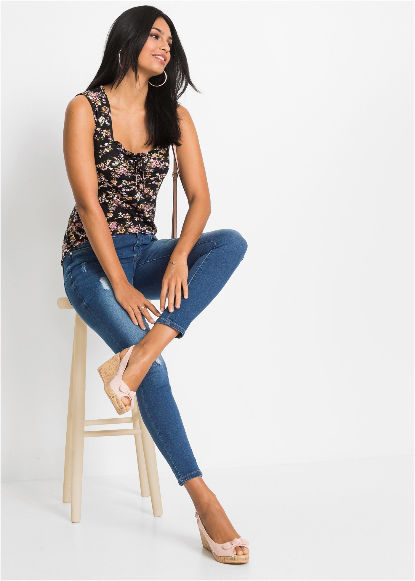 bonprix Haut de chemise »Top aus Viskose-Mix« ärmelloses Design, figurbetonte Passform, femininer Stil