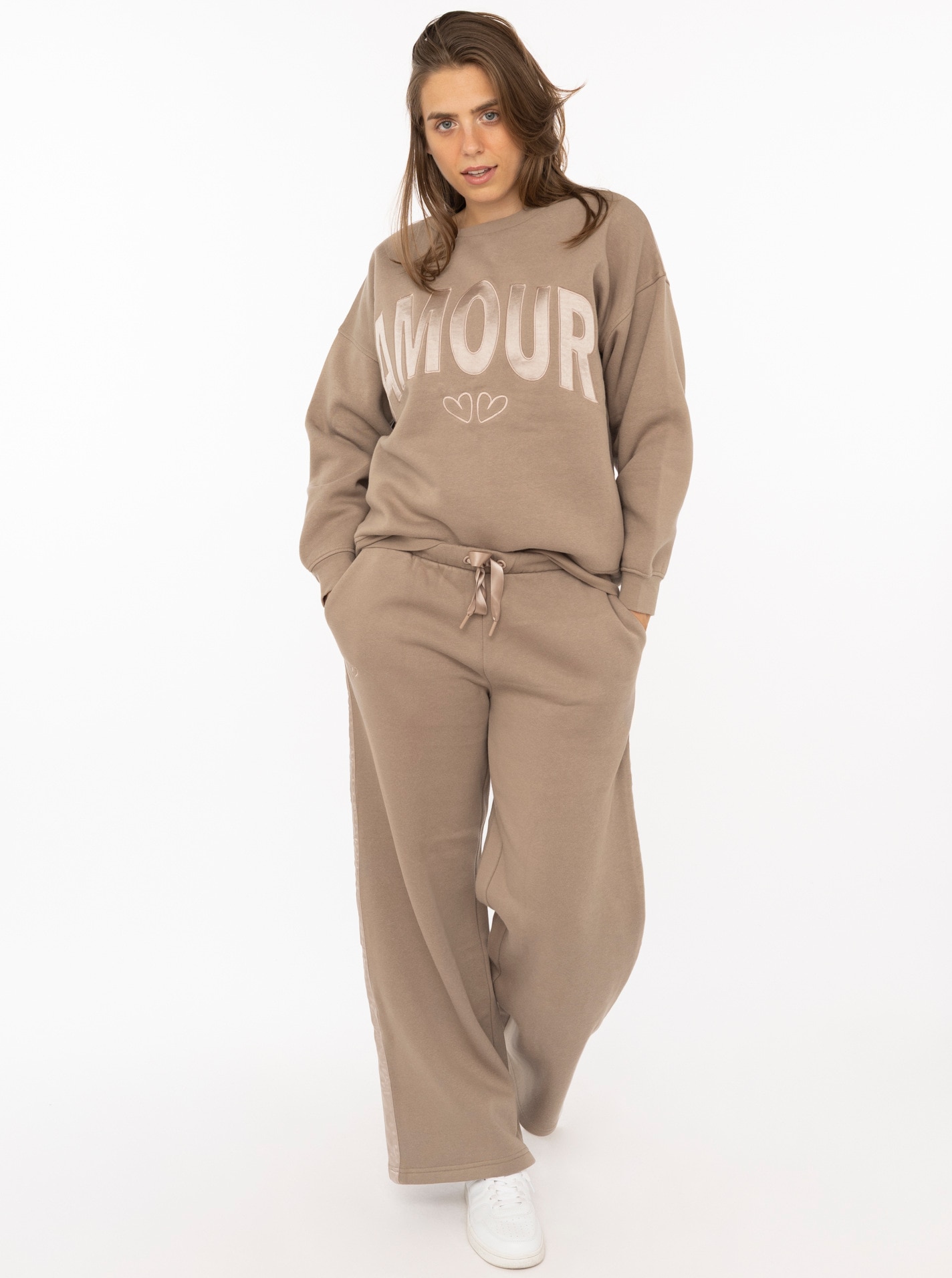Zwillingsherz Sweat-shirt »"AMOUR"«, Rundhals, Boxy Fit, Satin Schriftzug, überschnittene Schultern
