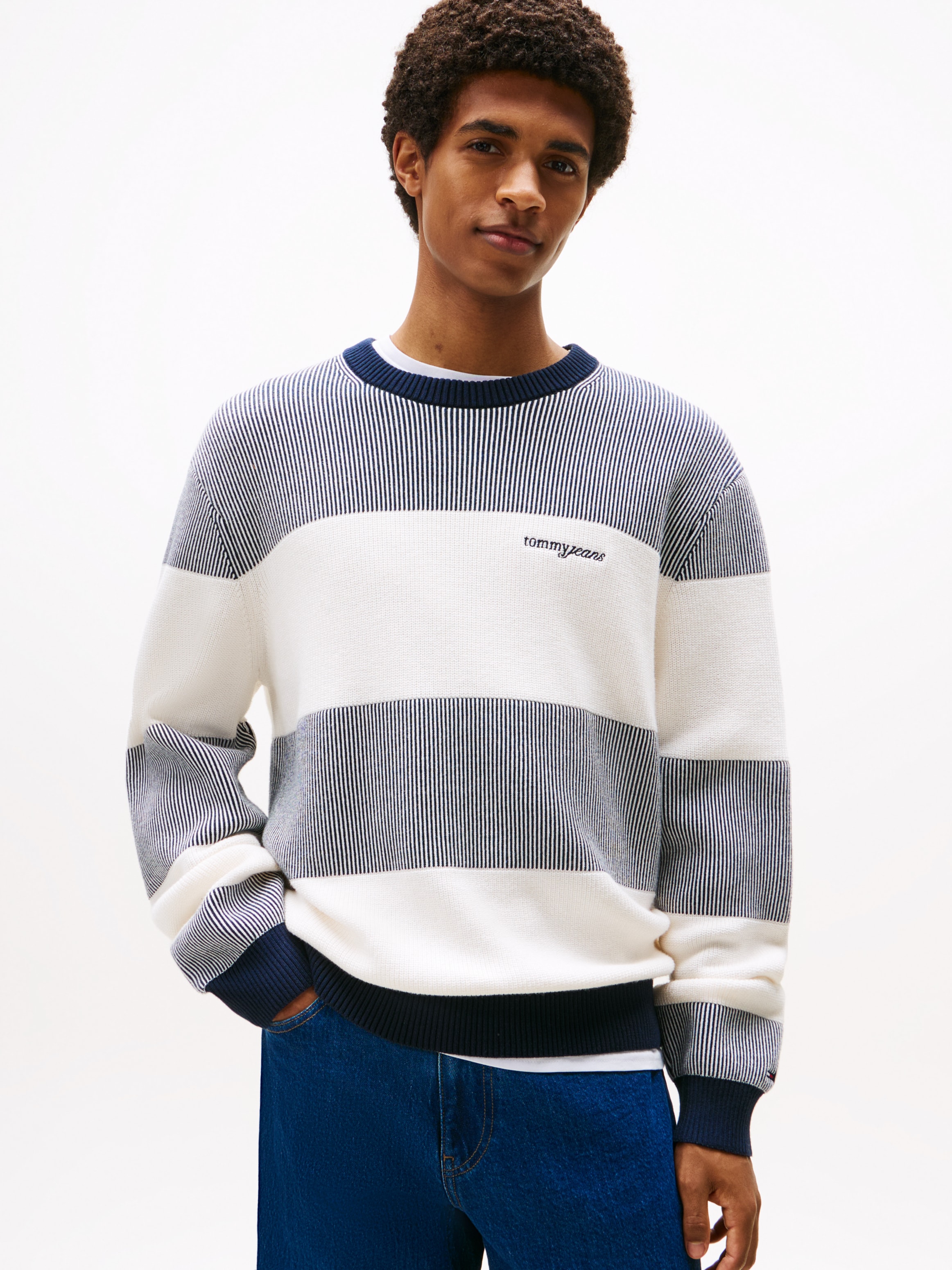 Tommy Jeans Sweatshirt »SCRIPT SWEAT«, Regular fit mit Rundhalsausschnitt
