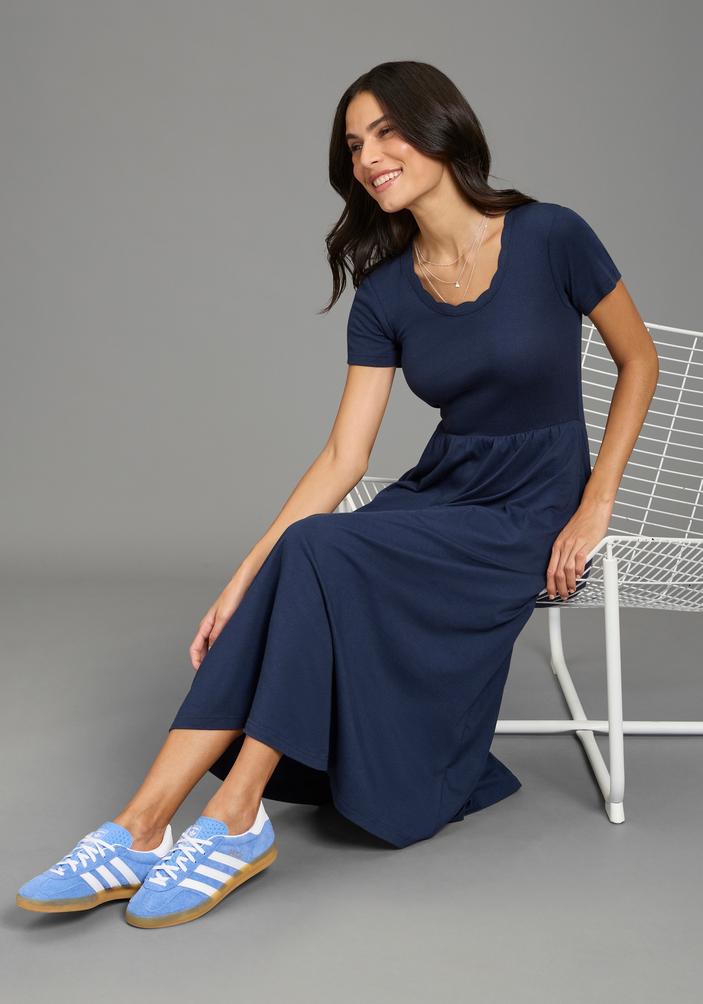 Laura Scott Midikleid Seitennahttaschen wadenlanger Schnitt, aus Baumwolle und Modal, Kurzarm, figurbetont