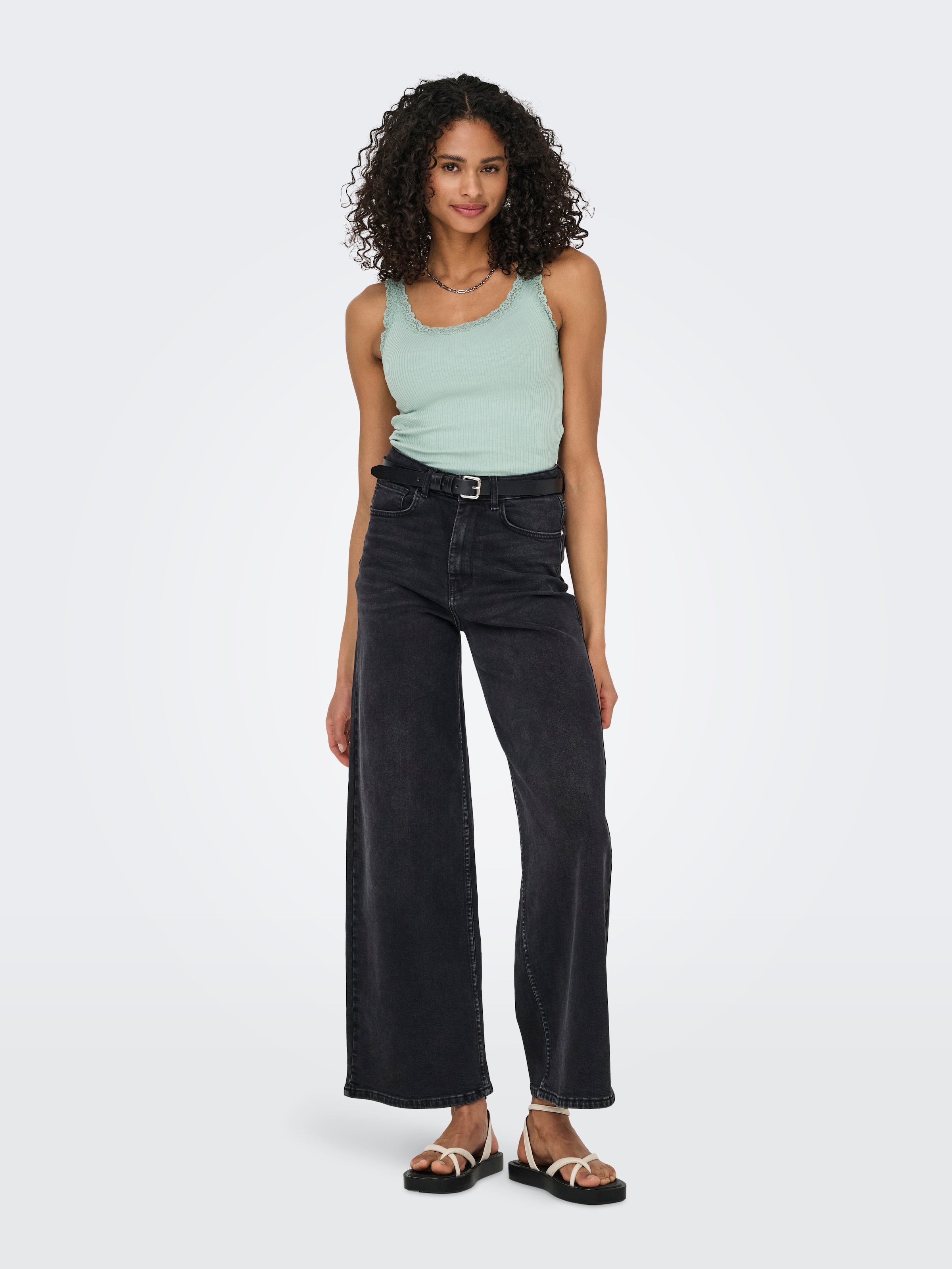 ONLY Débardeur »ONLSARA – Tanktop mit Spitzendetail am Ausschnitt« mélange coton, coupe régulière