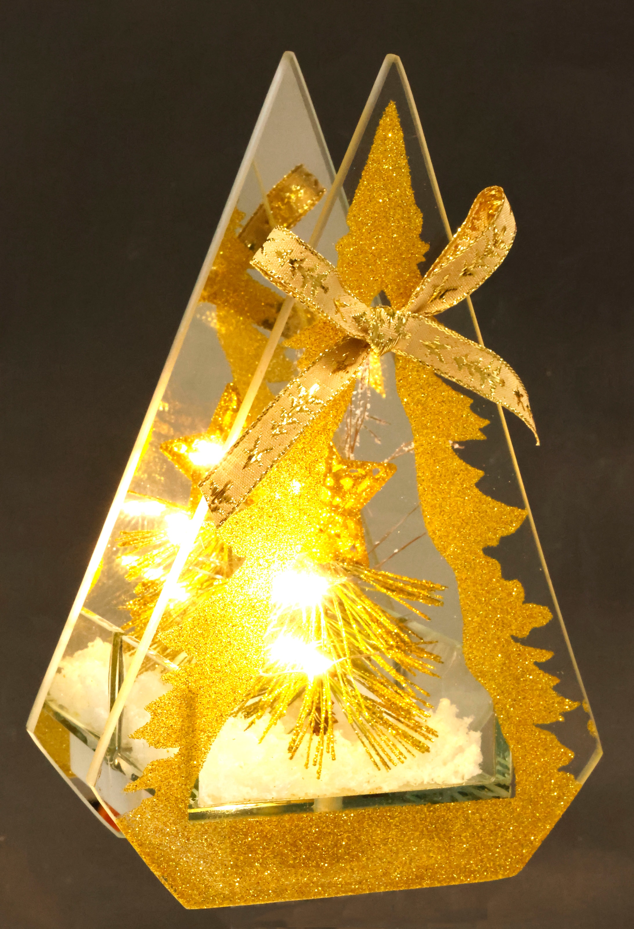 I.GE.A. LED-Dekofigur »Dekoobjekt aus Glas mit LED Licht« Mit Tannenbaum Kunstschnee Deko Weihnachten Weihnachtsdeko Dekoration
