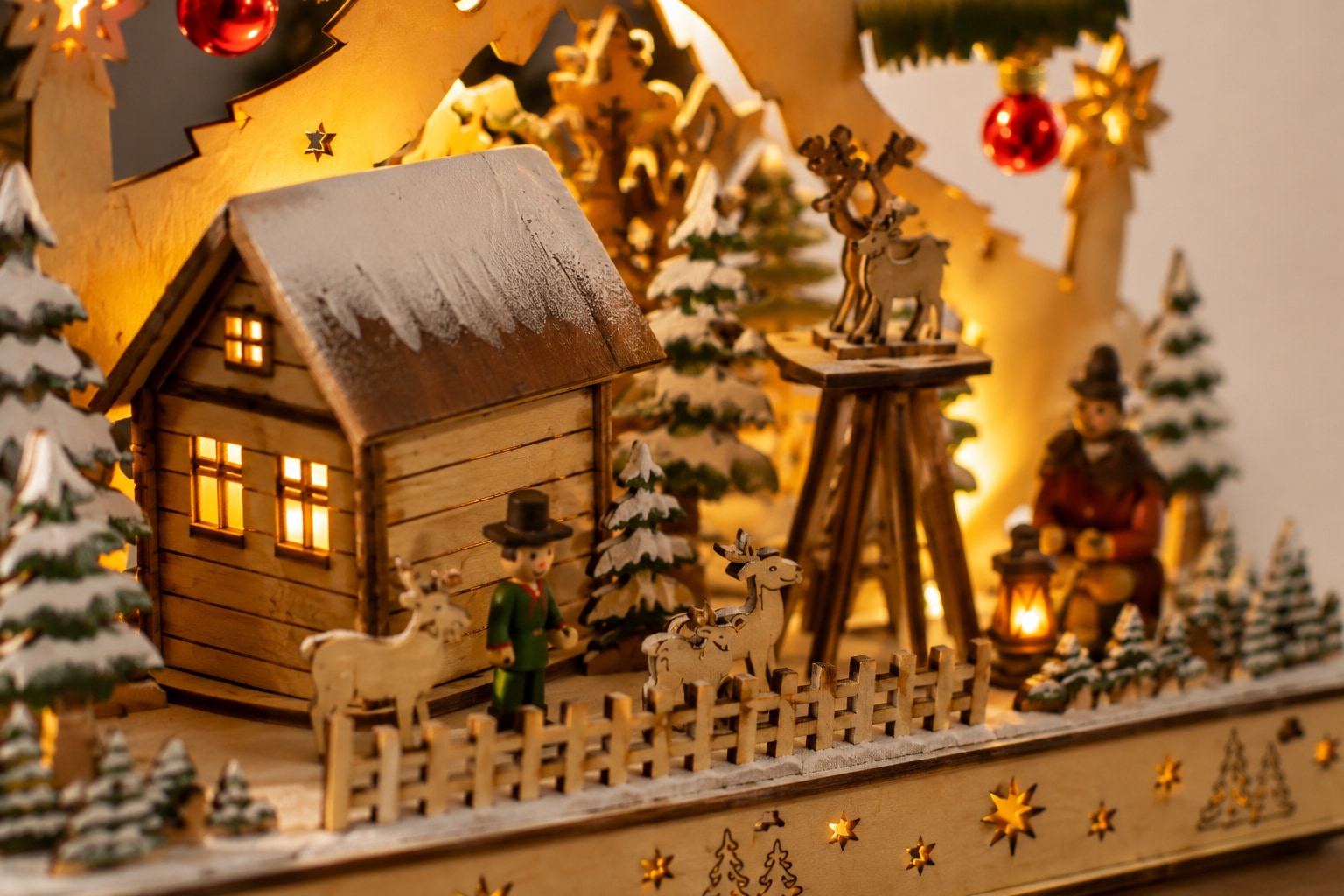 GOODproduct Weihnachtsszene »Fensterdeko« LED-Lichtbaum, Zeitschaltuhr, mit roten echten Glaskugeln verziert
