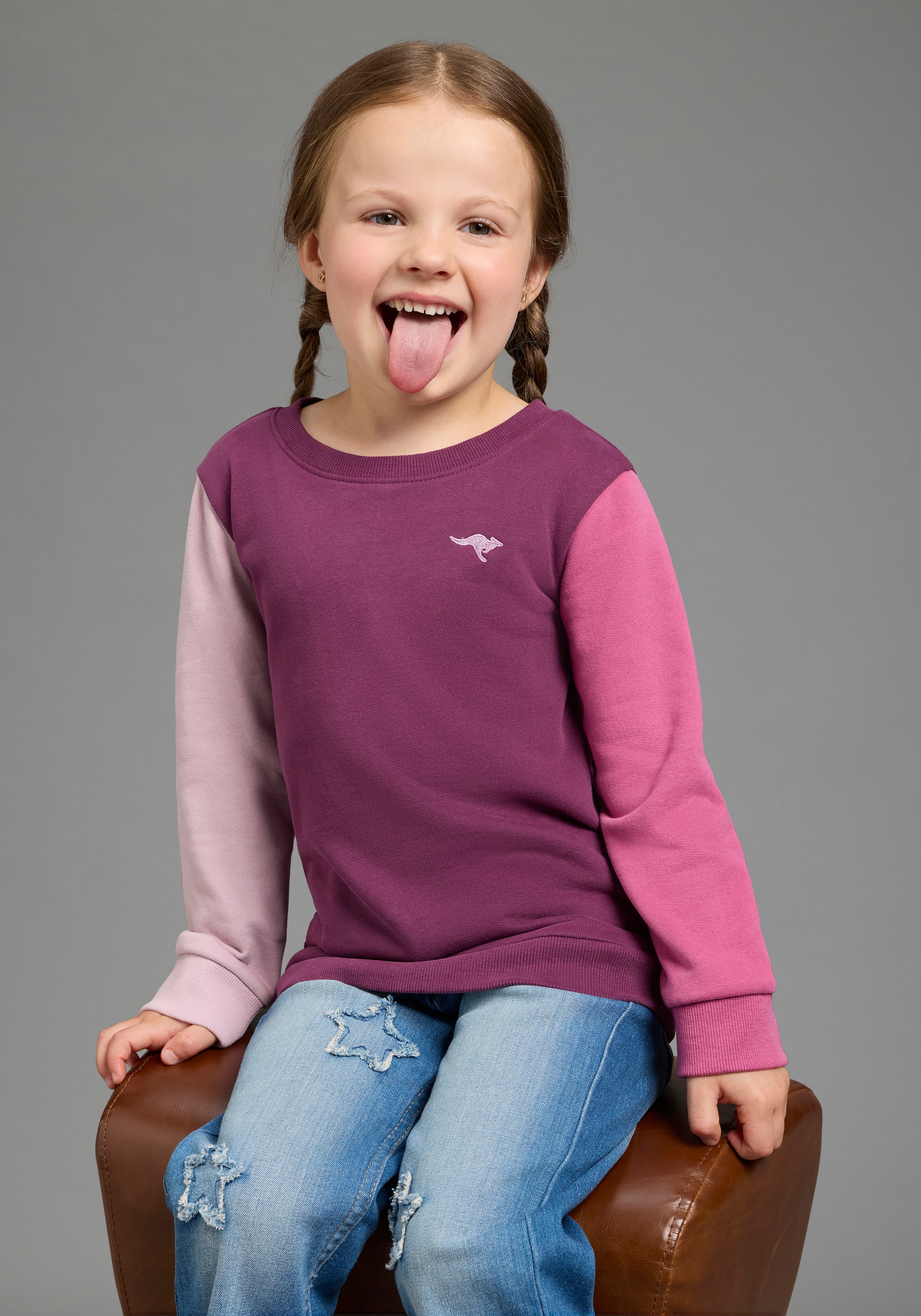 KangaROOS Sweatshirt »Sweatshirt mit kontrastfarbigen Ärmeln und KangaROOS Stickerei«, Colorblocking, aus Sweatware, in Basic-Passform, Mini-Me
