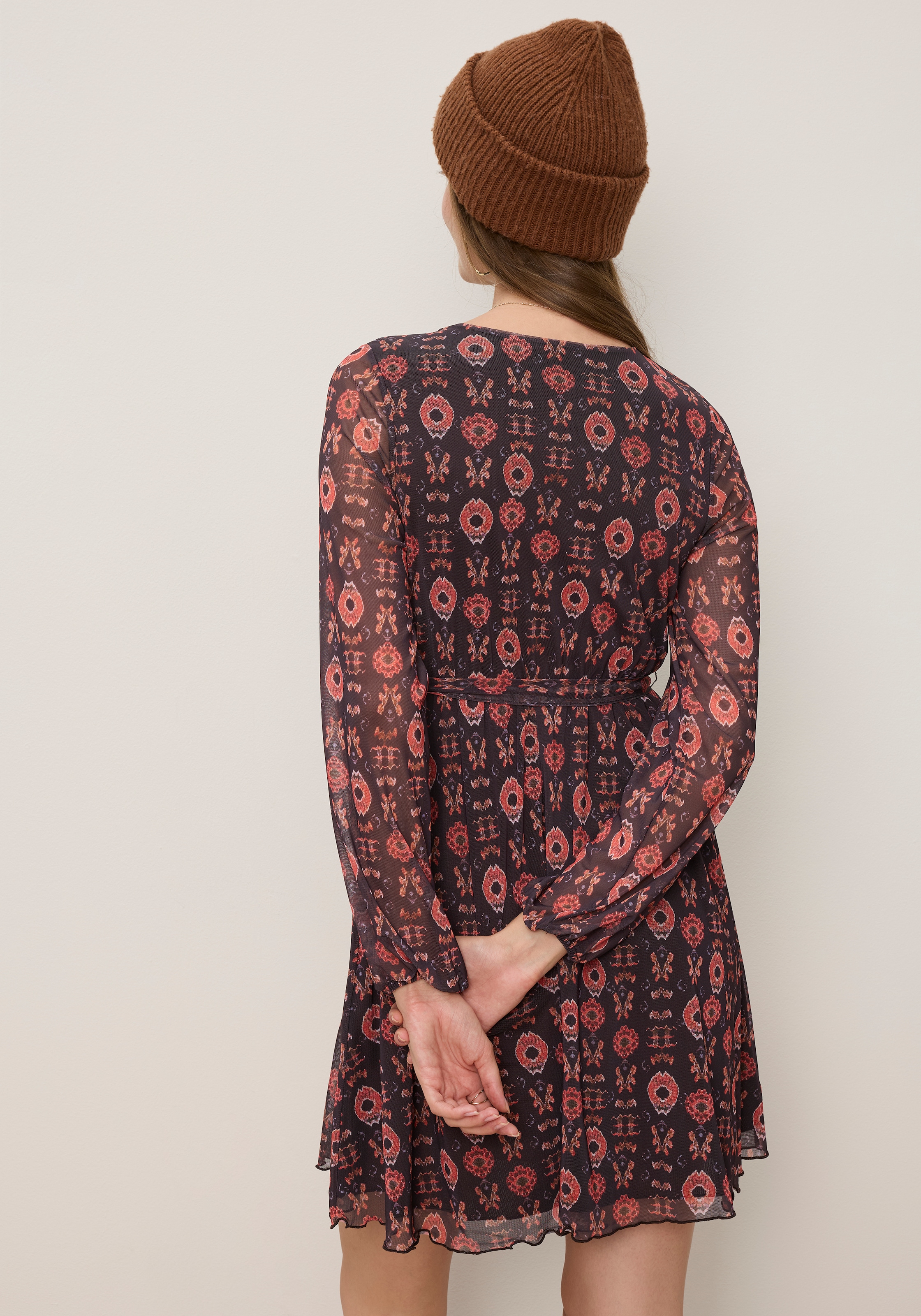 Tamaris Robe en maille »mit taillierter Passform und modischem Muster« en longueur mini moderne