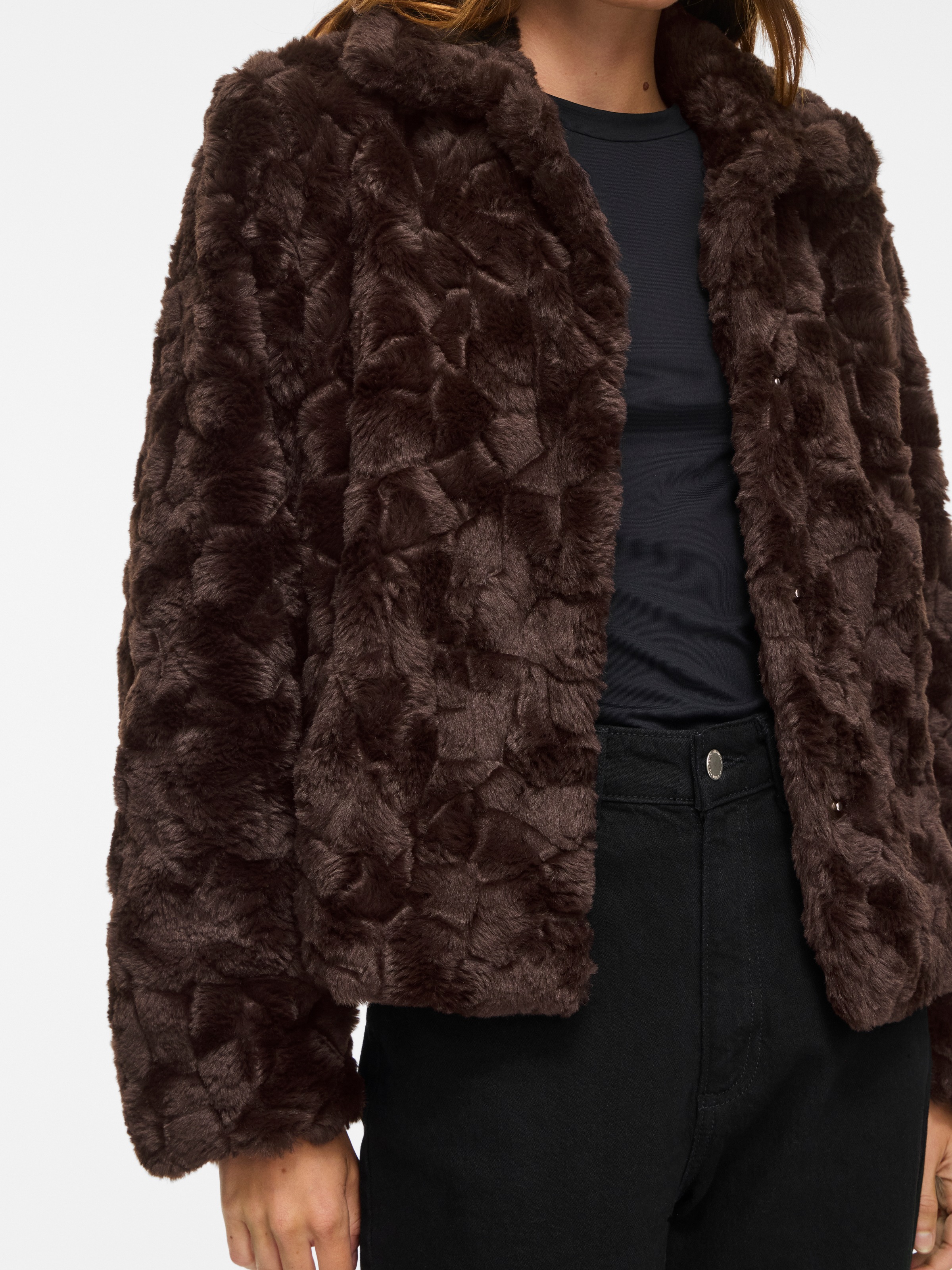 Vila Veste courte »VIDORTE NEW L/S JACKET/PB« en fausse fourrure avec patte de boutonnage