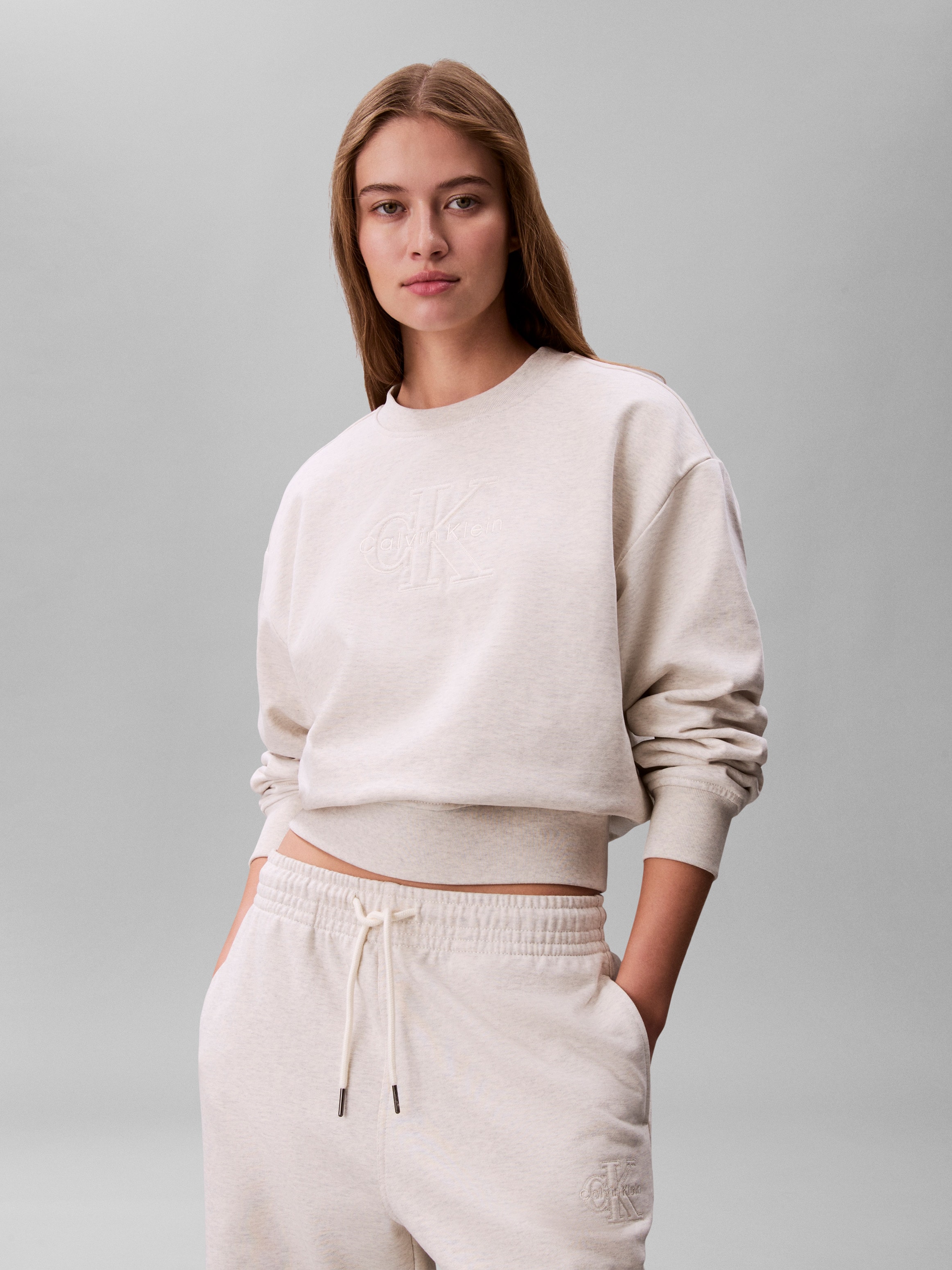 Calvin Klein Pull »EMBOSSED MONOLOGO«, Coupe régulière avec col rond
