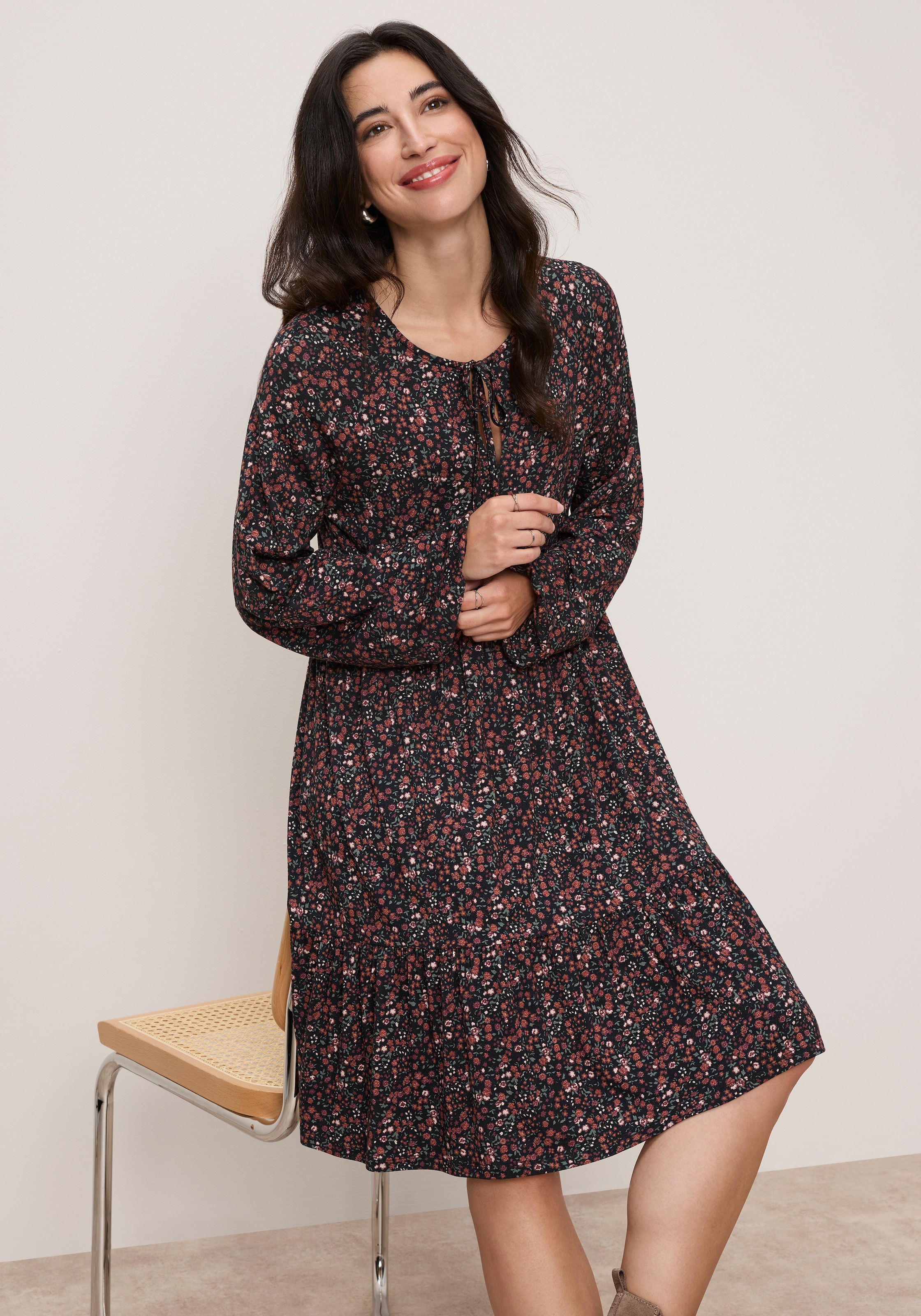 Tamaris Robe en jersey »mit figurbetonter Passform, Mini-Länge, geblümte Optik« avec détails modernes en nœuds