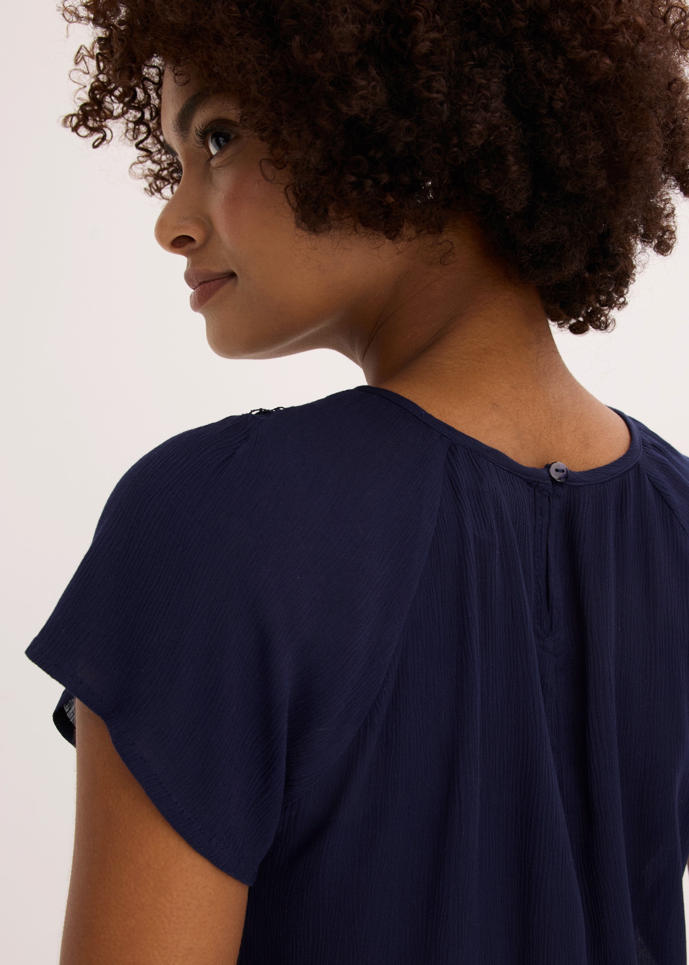 bonprix Blouse à manches courtes »Bluse aus reiner Viskose« coupe confortable, crêpe en viscose, avec superbe insert en dentelle