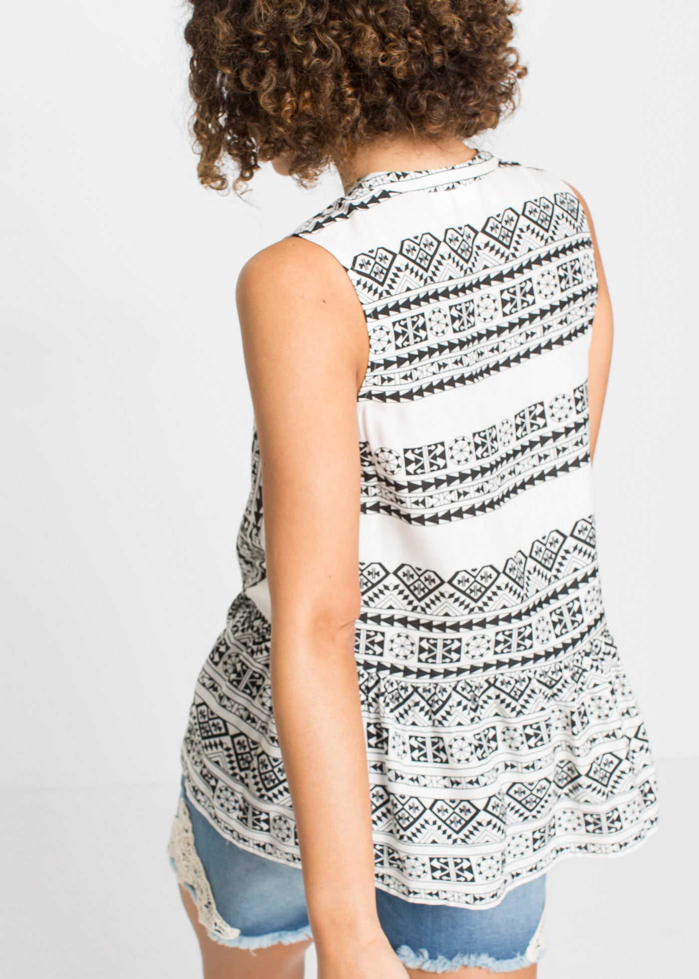 bonprix Top chemisier A-Linien-Passform, mit Hendleykragen, aus Viskose, ärmellos