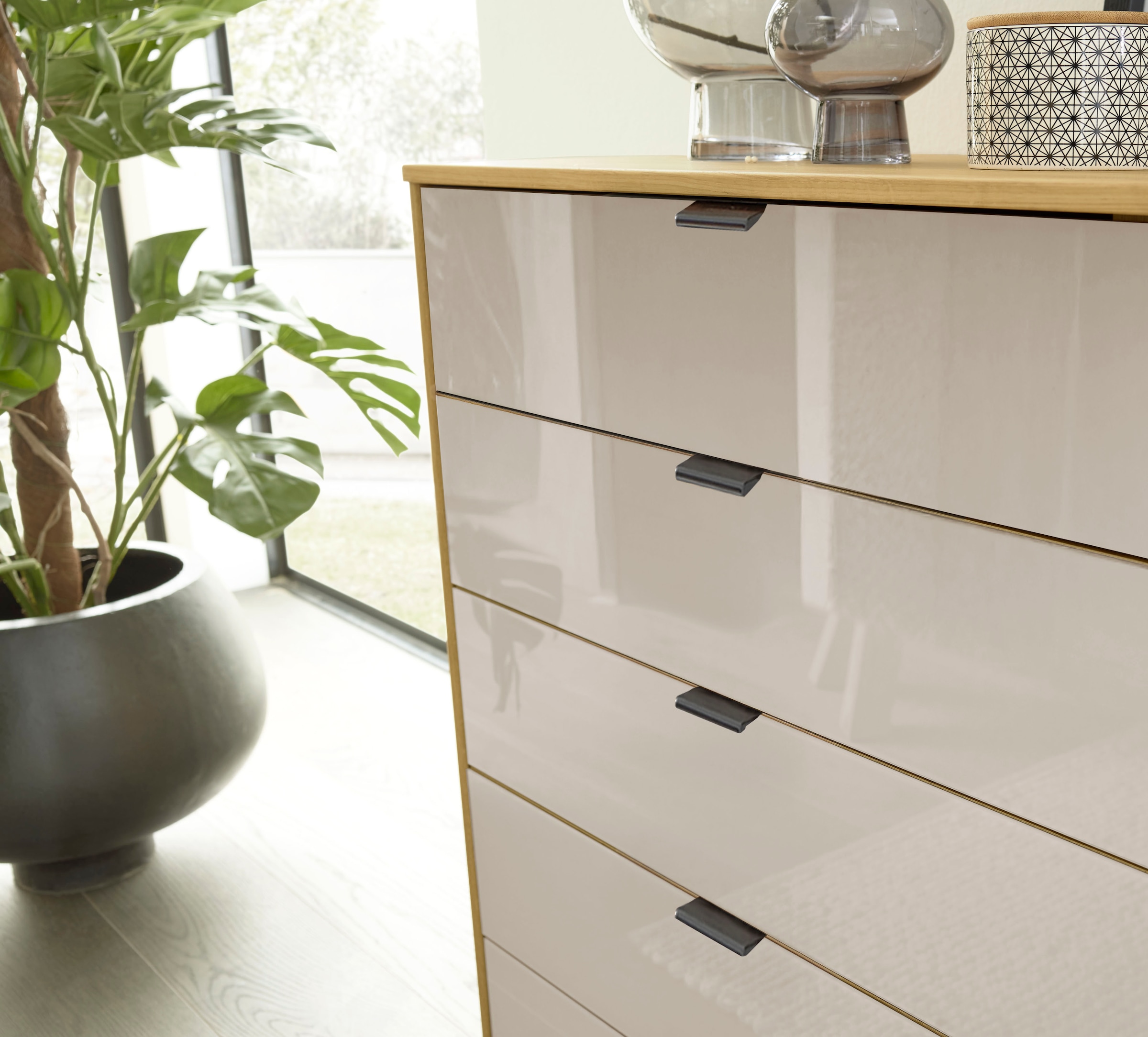 WIEMANN Schubkastenkommode »Cardiff Sideboard, Wäscheschrank, teilmassiv Erle, mit Schubladen« Glas- oder Massivholzfront, verschiedene Breiten, MADE IN GERMANY,  Schubkästen inklusive Selbsteinzug und Dämpfung