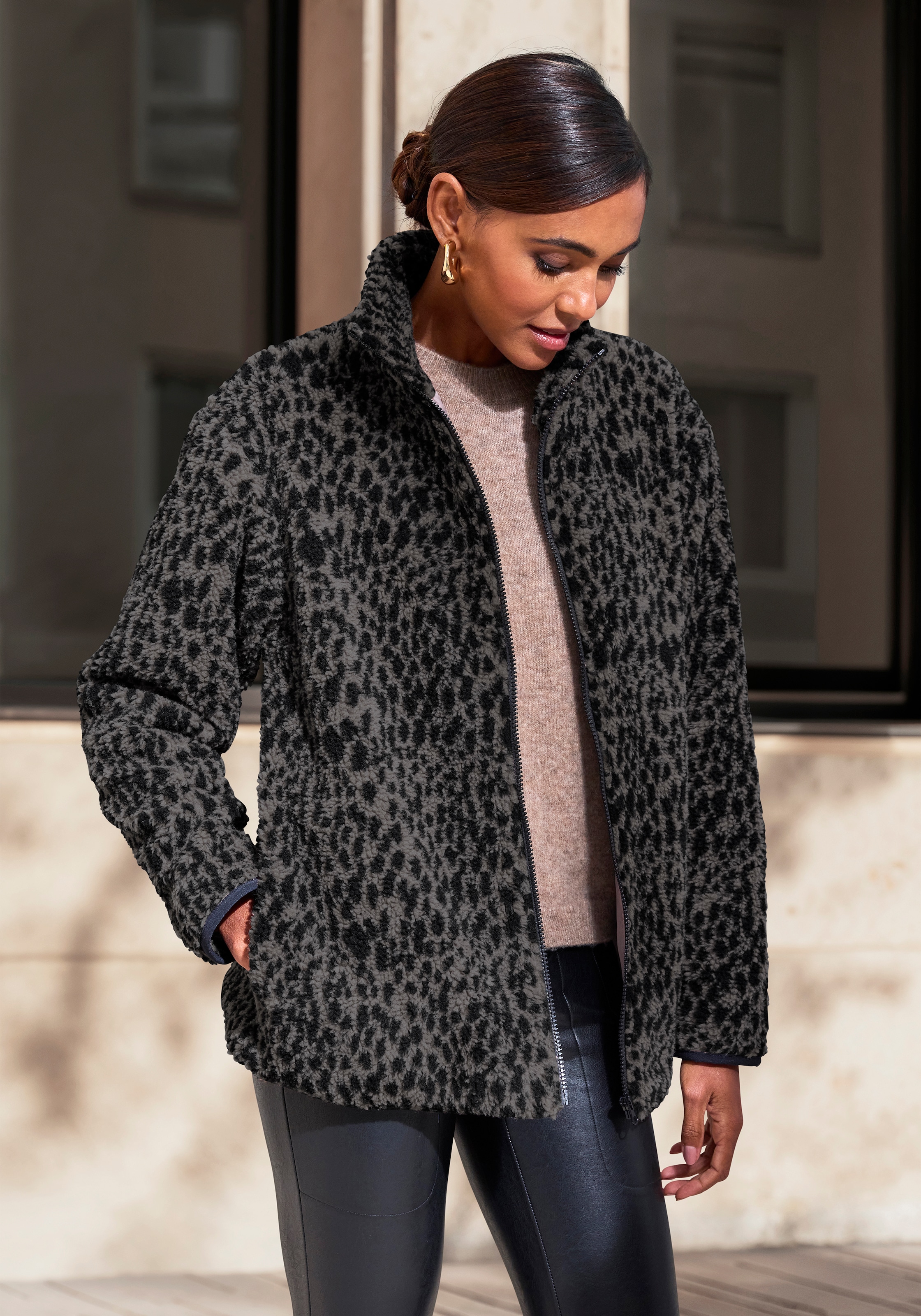 LASCANA Veste polaire mit elegantem Leo-Muster