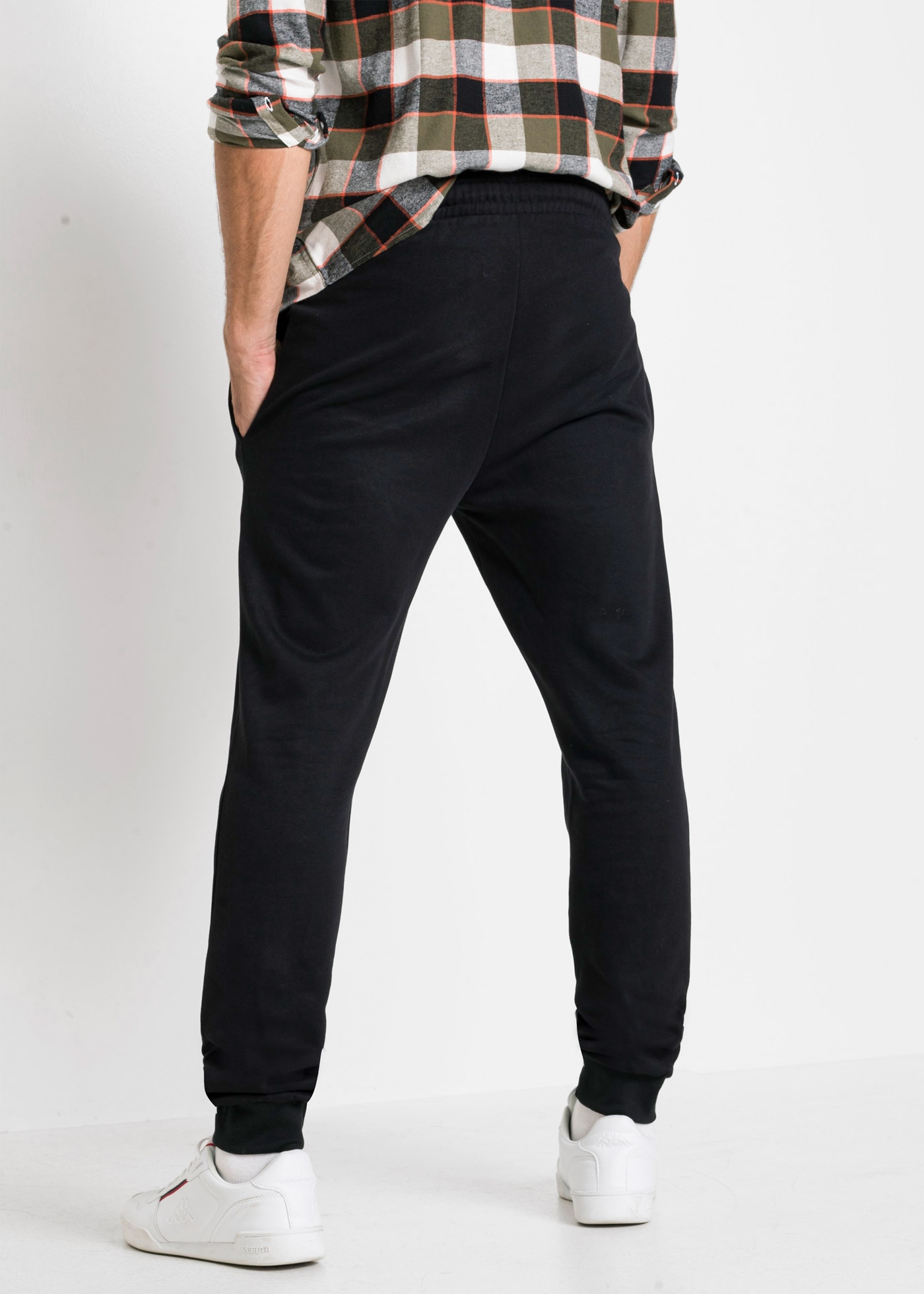 bonprix Pantalon de jogging  aus Baumwolle und Polyester, mit elastischen Bündchen am Saum