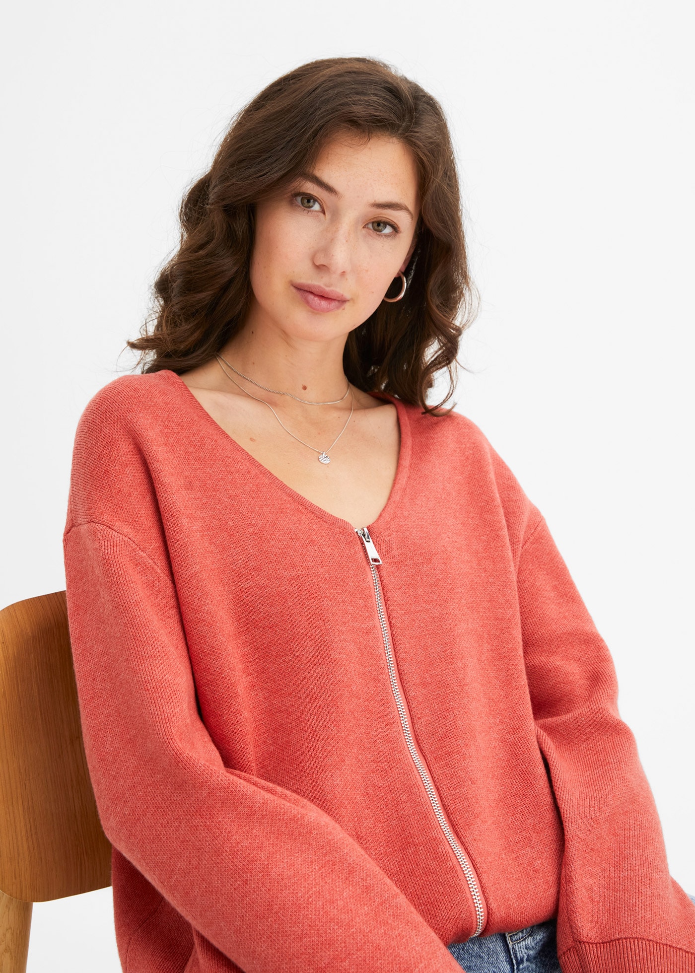 bonprix Veste en tricot bequeme Passform, femininer Stil, mit Reissverschluss