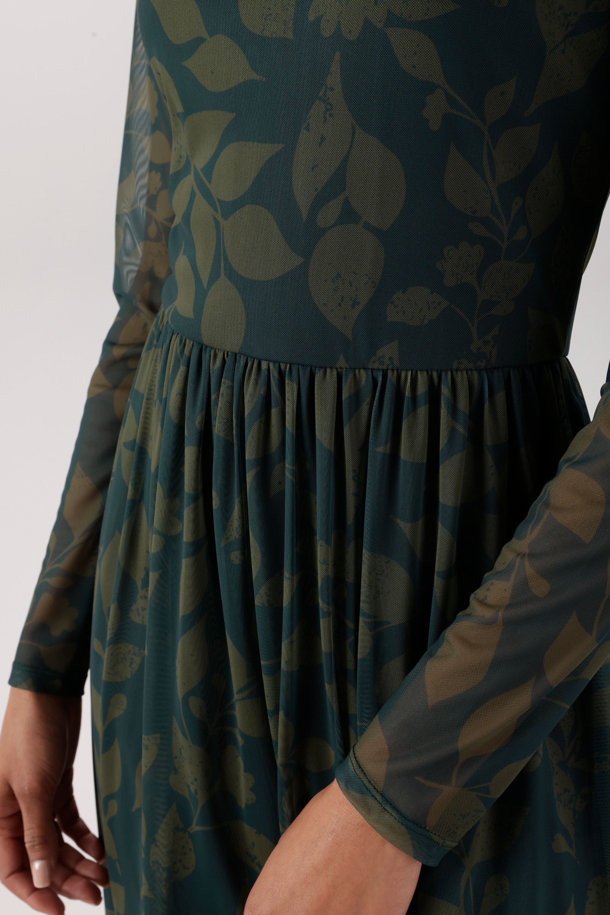 Aniston SELECTED Robe midi avec motif floral fantaisiste de feuilles