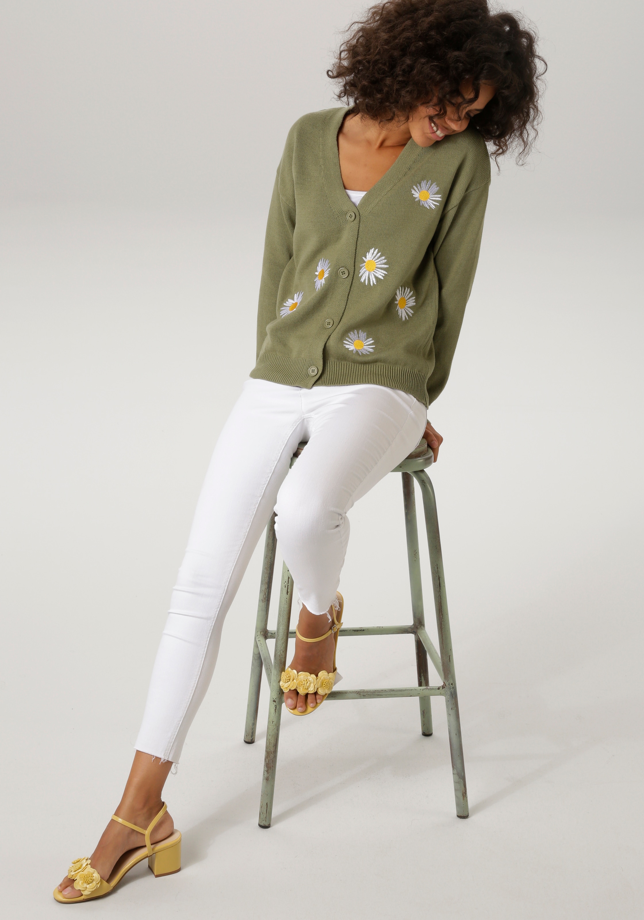 Aniston CASUAL Veste en tricot orné de marguerites brodées
