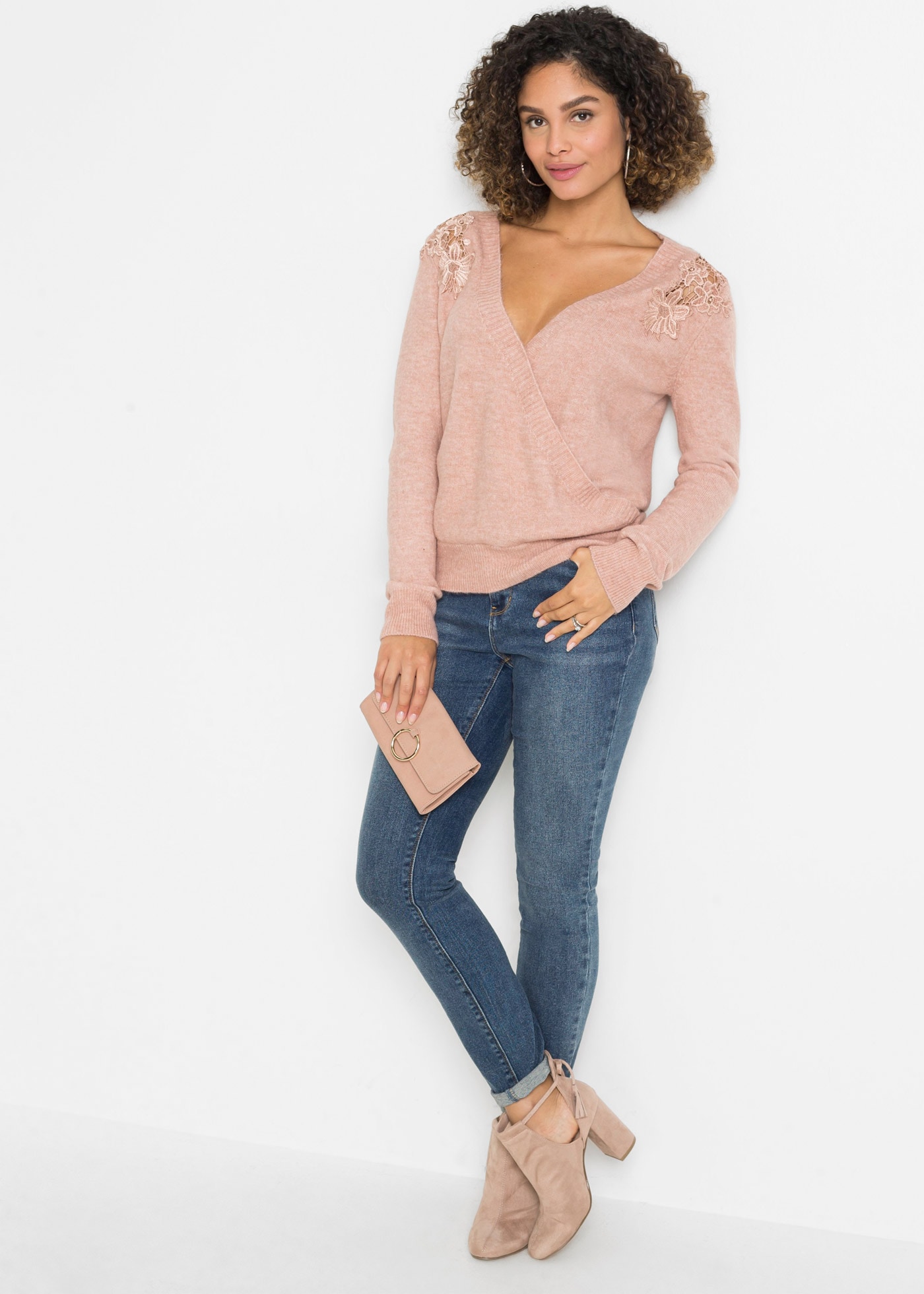 bonprix Pull en tricot aus Polyacryl, Polyester und Elasthan, mit Spitzeneinsatz