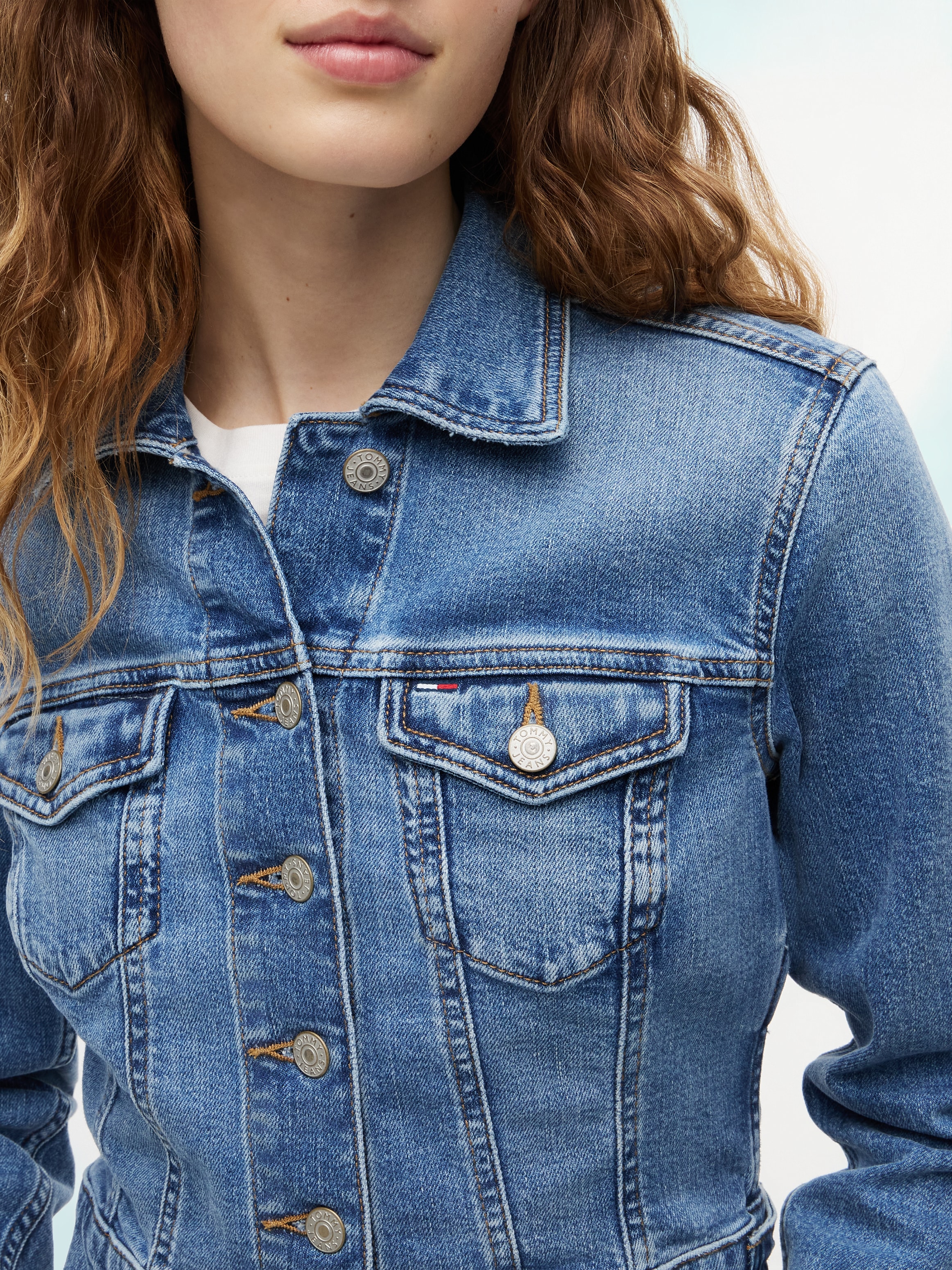 Tommy Jeans Veste en jean »NEW SLIM TRUCKER JACKET CJ8138« mélange coton, coupe slim, poches poitrine