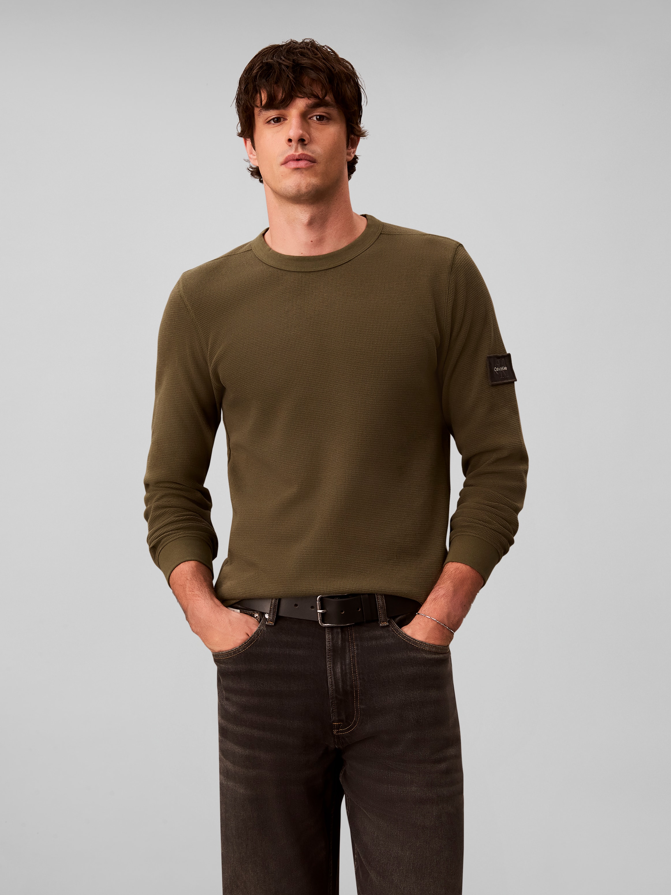 Calvin Klein T-shirt à manches longues »WAFFLE BADGE CREWNECK TEE« coupe régulière, badge, encolure ronde