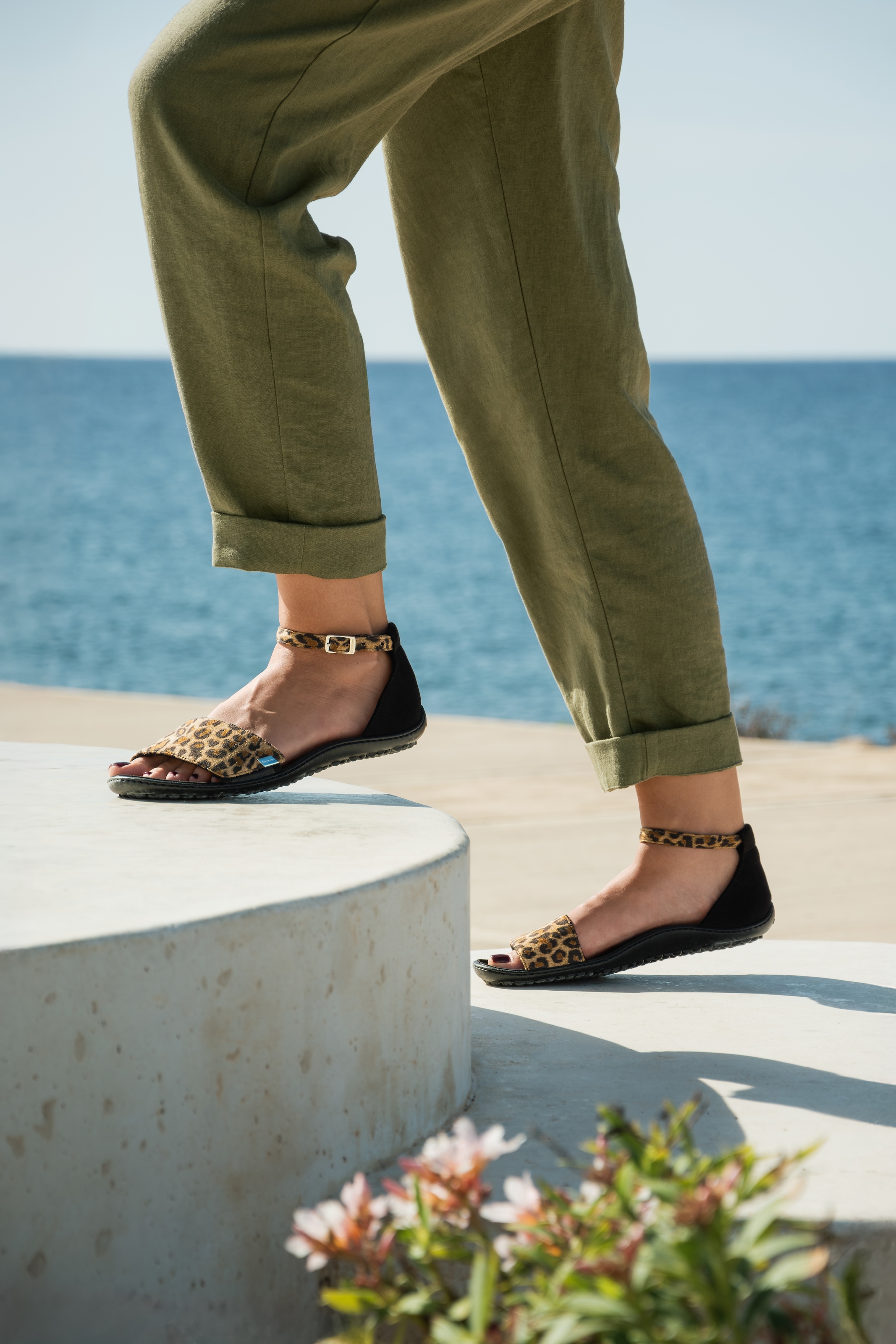Leguano Chaussures pieds nus »JARA«  Chaussure d'été, sandale à brides, ballerines en motif léopard tendance