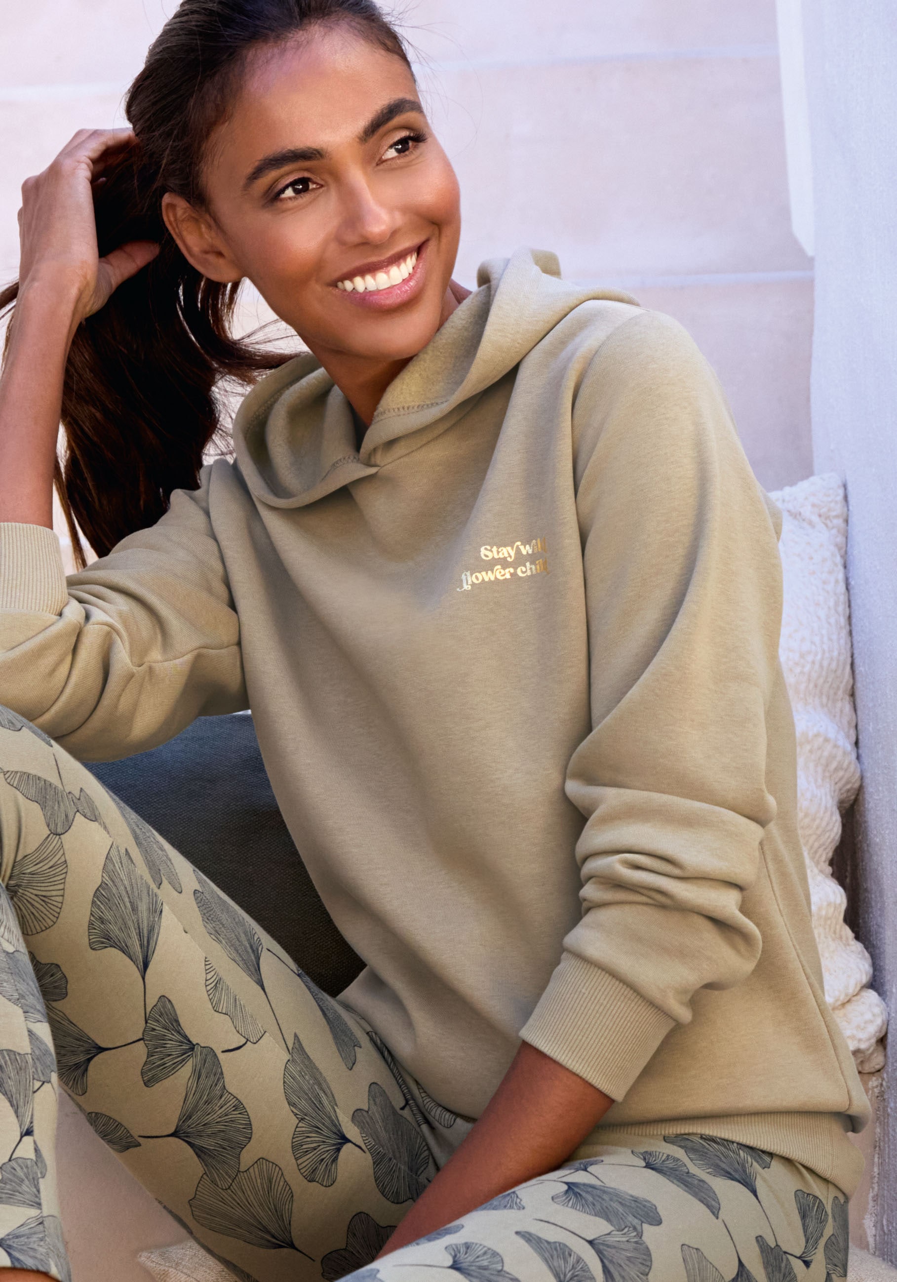 LASCANA Pull à capuche mit glänzendem Druck, Loungewear