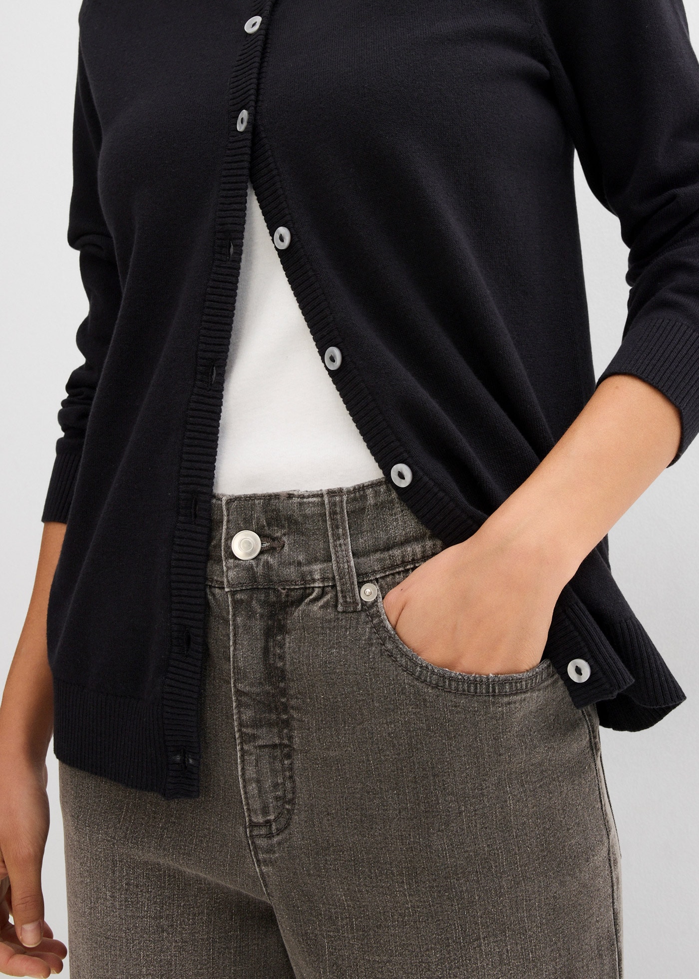 bonprix Veste en tricot coupe ample, forte teneur en coton, avec patte de boutonnage