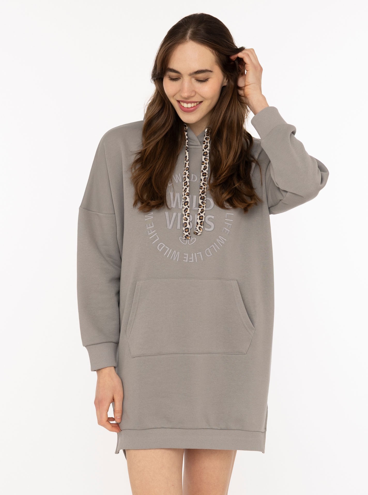 Zwillingsherz Robe en sweat »"Wild Vibes"« Poche kangourou praktische Fronttaschen, Leo-Kordel, tonale Stickerei