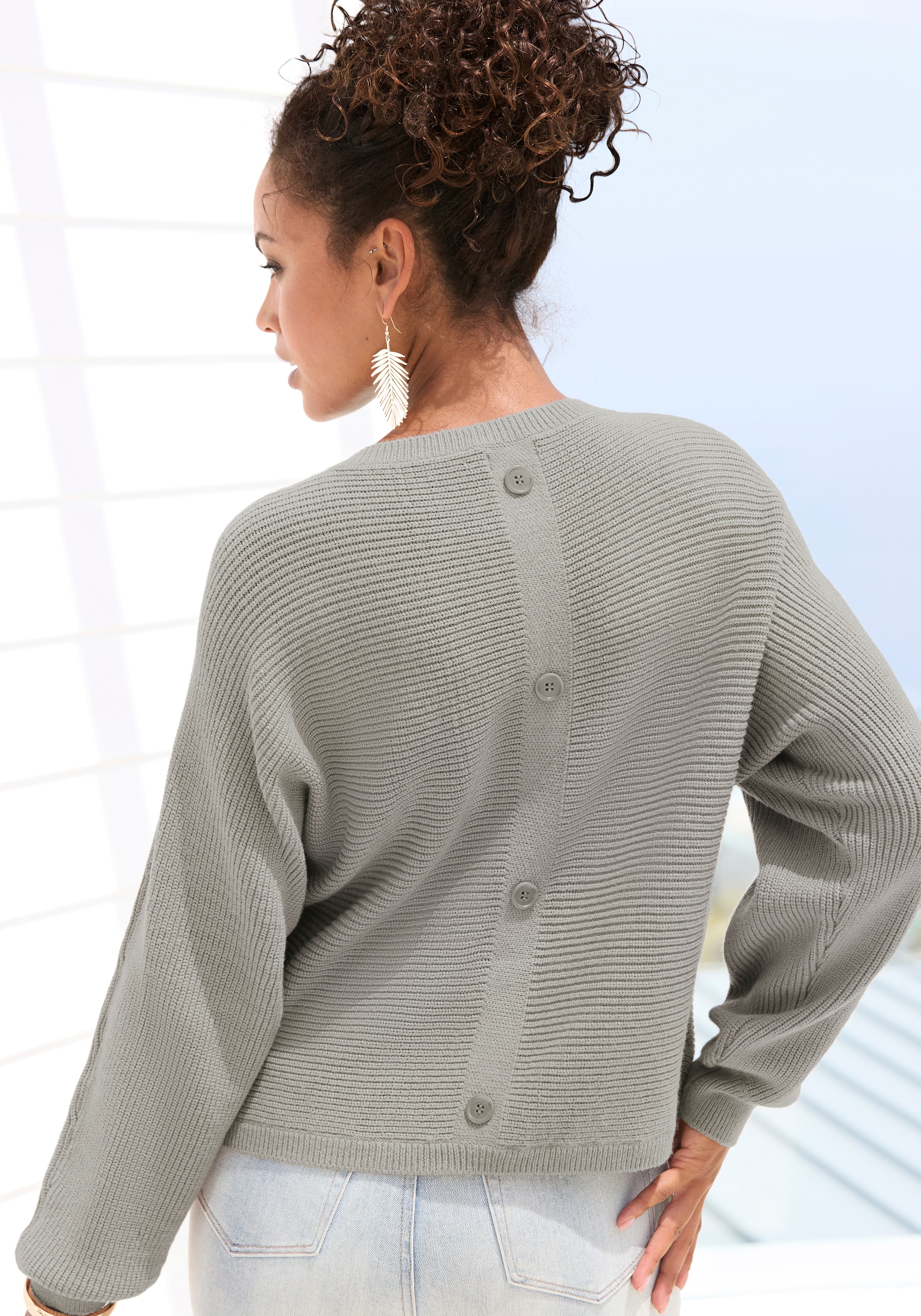 LASCANA Pull à col rond »aus Rippstrick mit Zierknöpfen am Rücken« pull en maille ample avec boutons décoratifs au dos