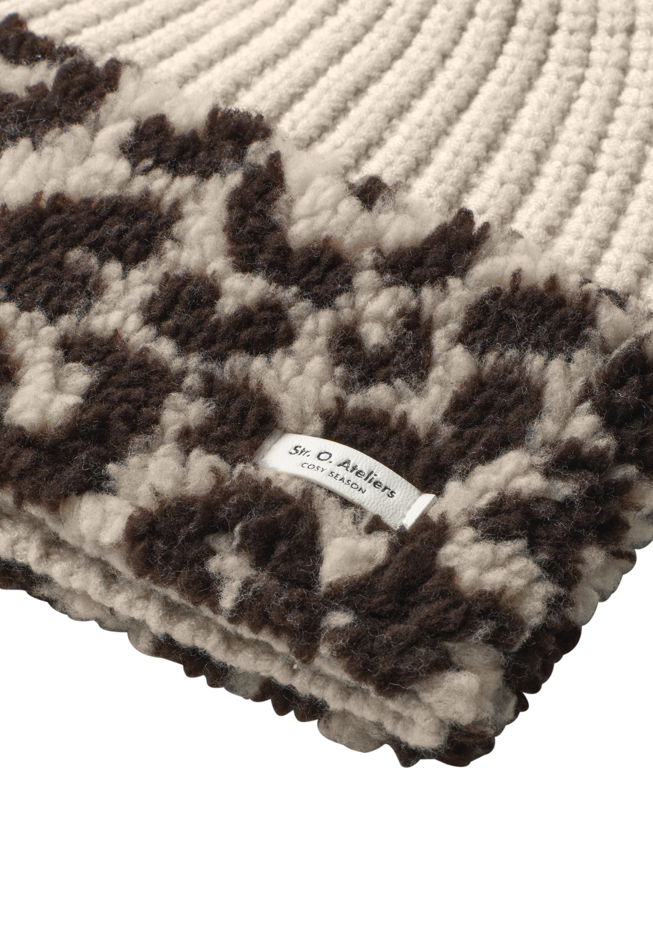 STREET ONE Beanie mit Teddydetails / Leo-Look
