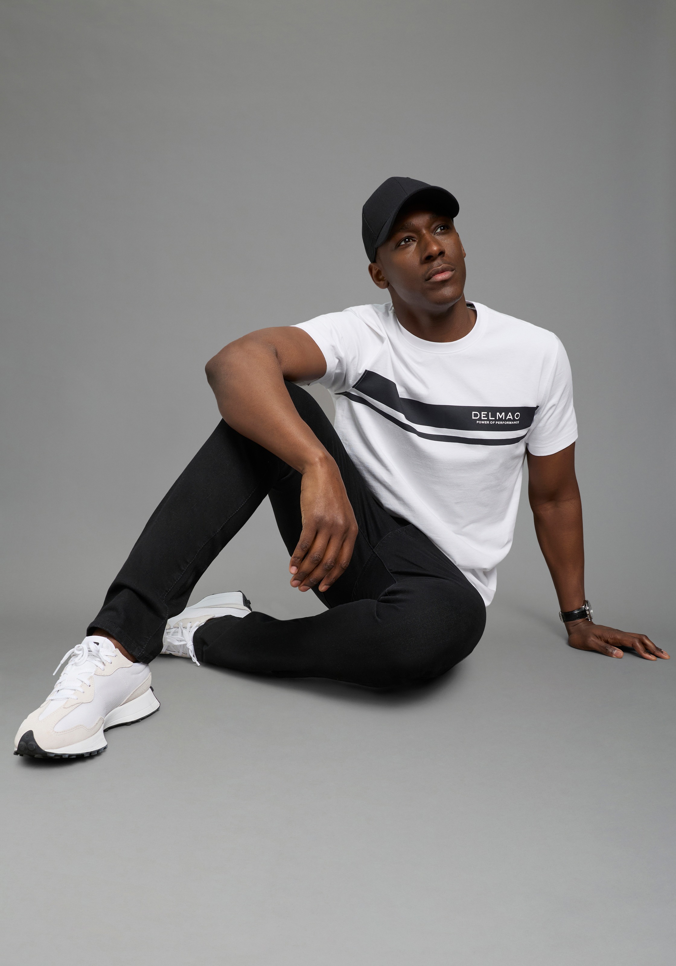 DELMAO Shirt à col rond »Neue Kollektion!« Kurzarm, mit Rundhalsausschnitt, normale Passform, Casual-Stil