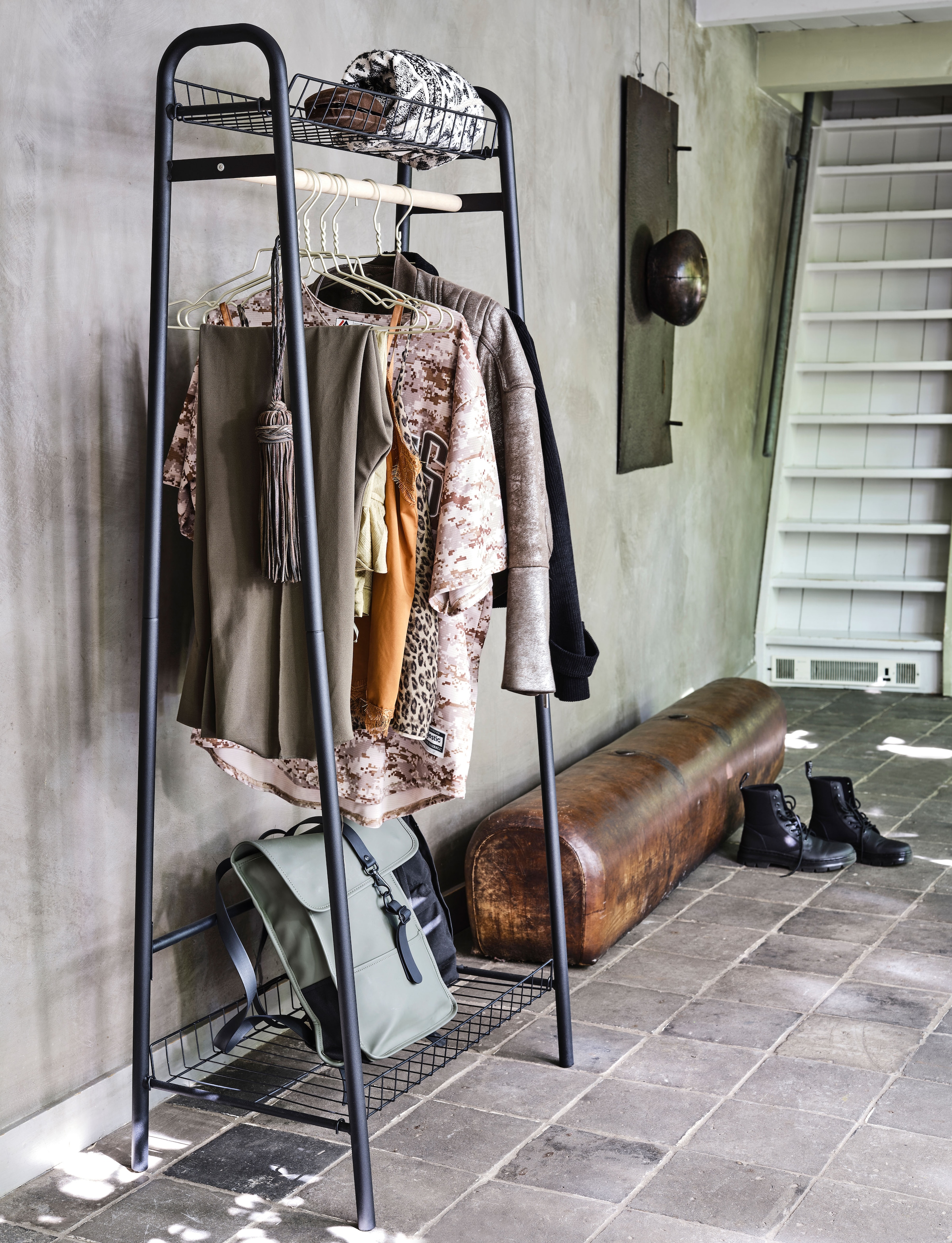 WOOOD Garderobenständer »Jovi Metall und Holzkleiderstange B 70 x T 41 x H 167 cm« Tragkraft 10 kg, Pfleiglicht, einfach zu montieren