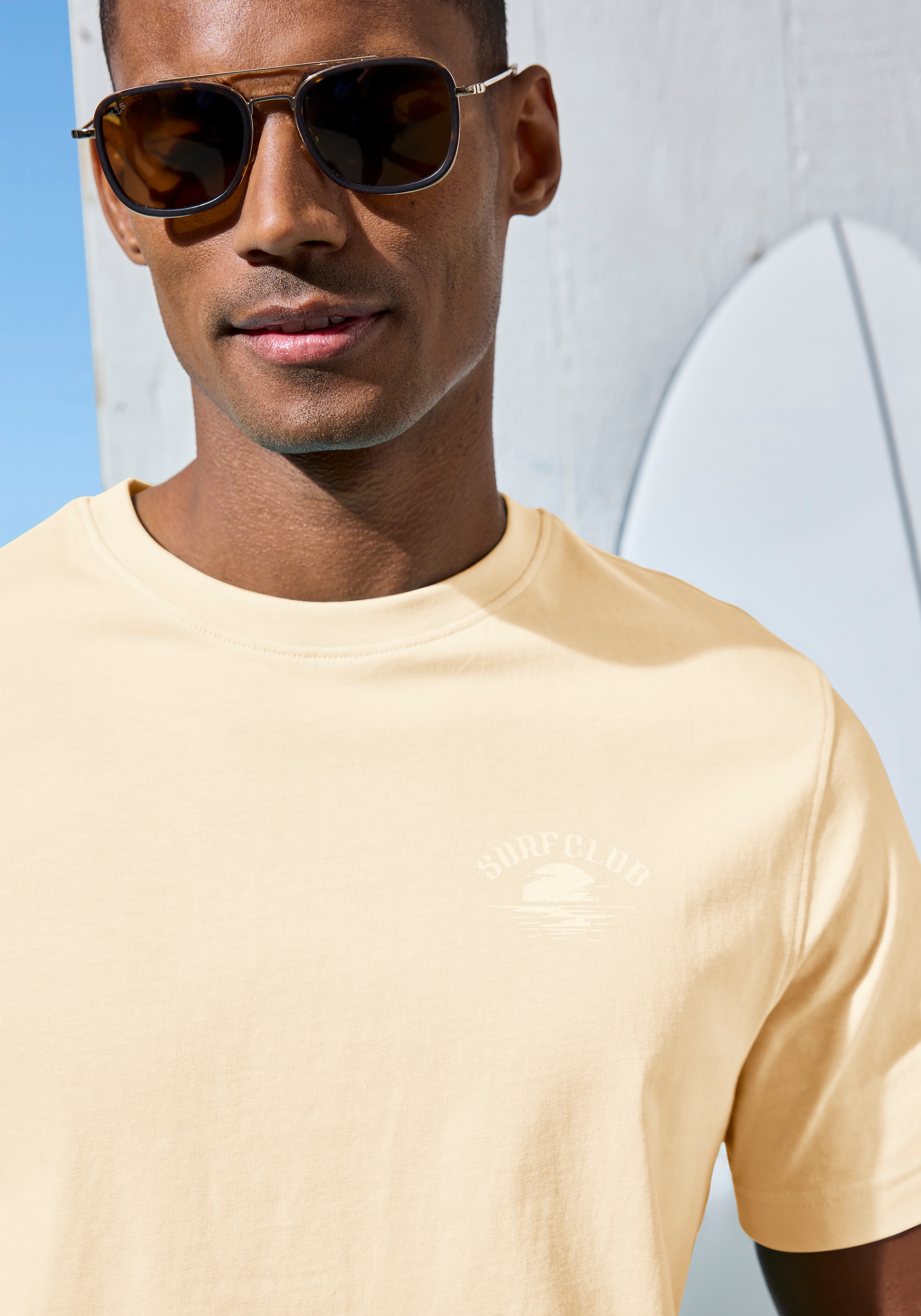Beachtime T-Shirt », sommerliches Shirt mit modischem Surfer Print« Regular-Fit, mit kleinem Print vorn und grossem Print hinten