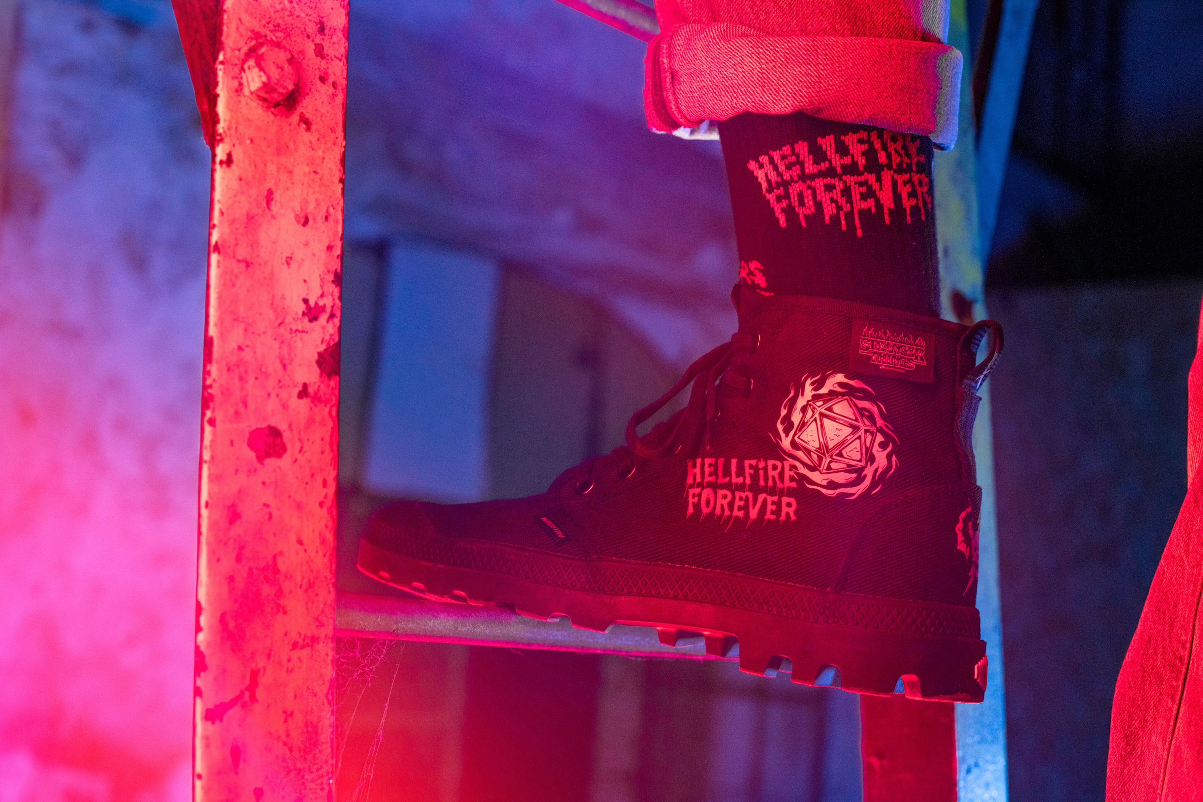 Palladium Bottines à lacets »STRANGER THINGS X PAMPA HELLFIRE«  Schnürstiefel aus Canvas mit Print