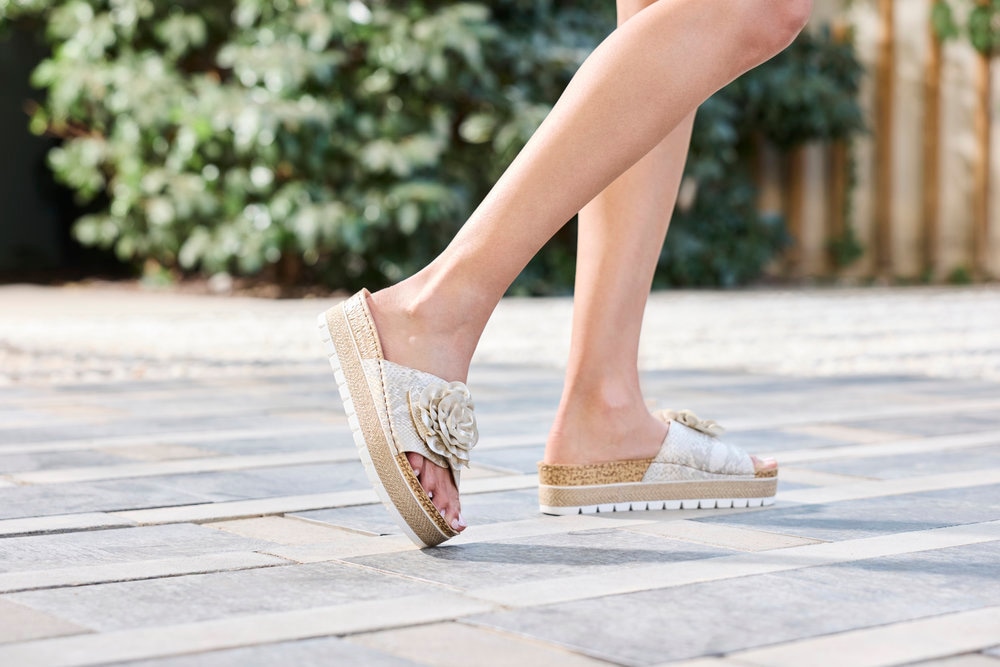 Rieker Pantolette  Sommerschuh, Schlappen mit modischem Plateau