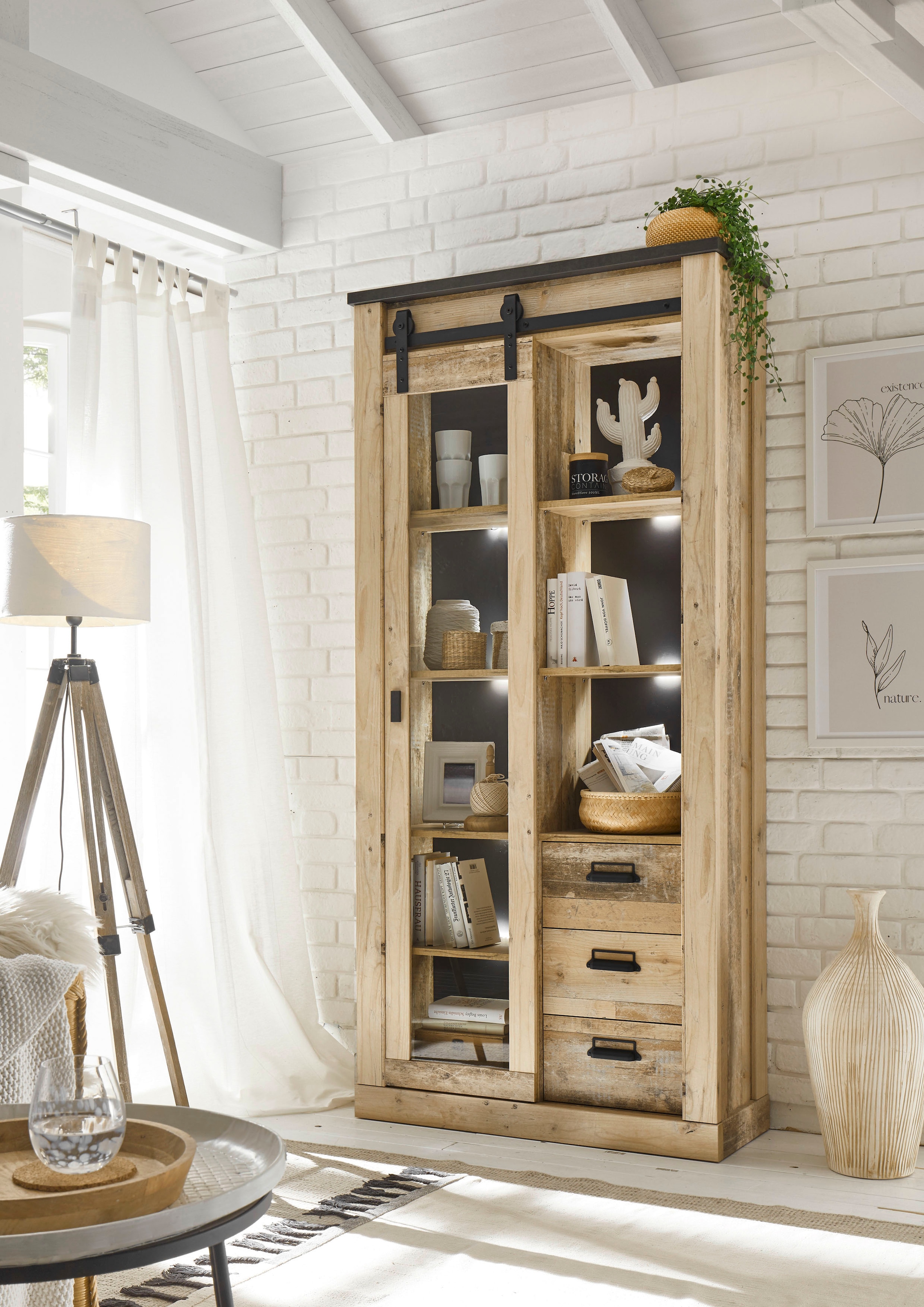 Home affaire Vitrine »Sherwood, Hochschrank im Industrial-Style, moderne Glasvitrine« Scheunentorbeschlag und Apothekergriffe aus Metall, Höhe 201 cm