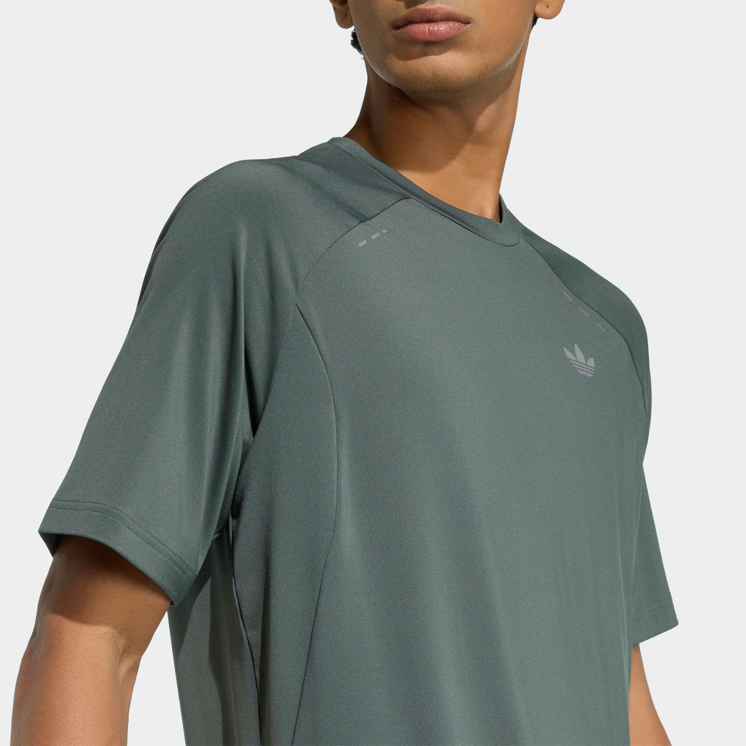 adidas Originals T-Shirt »TECH ESS POLY T« sportlicher Stil, ohne Verschluss, aus Polyester