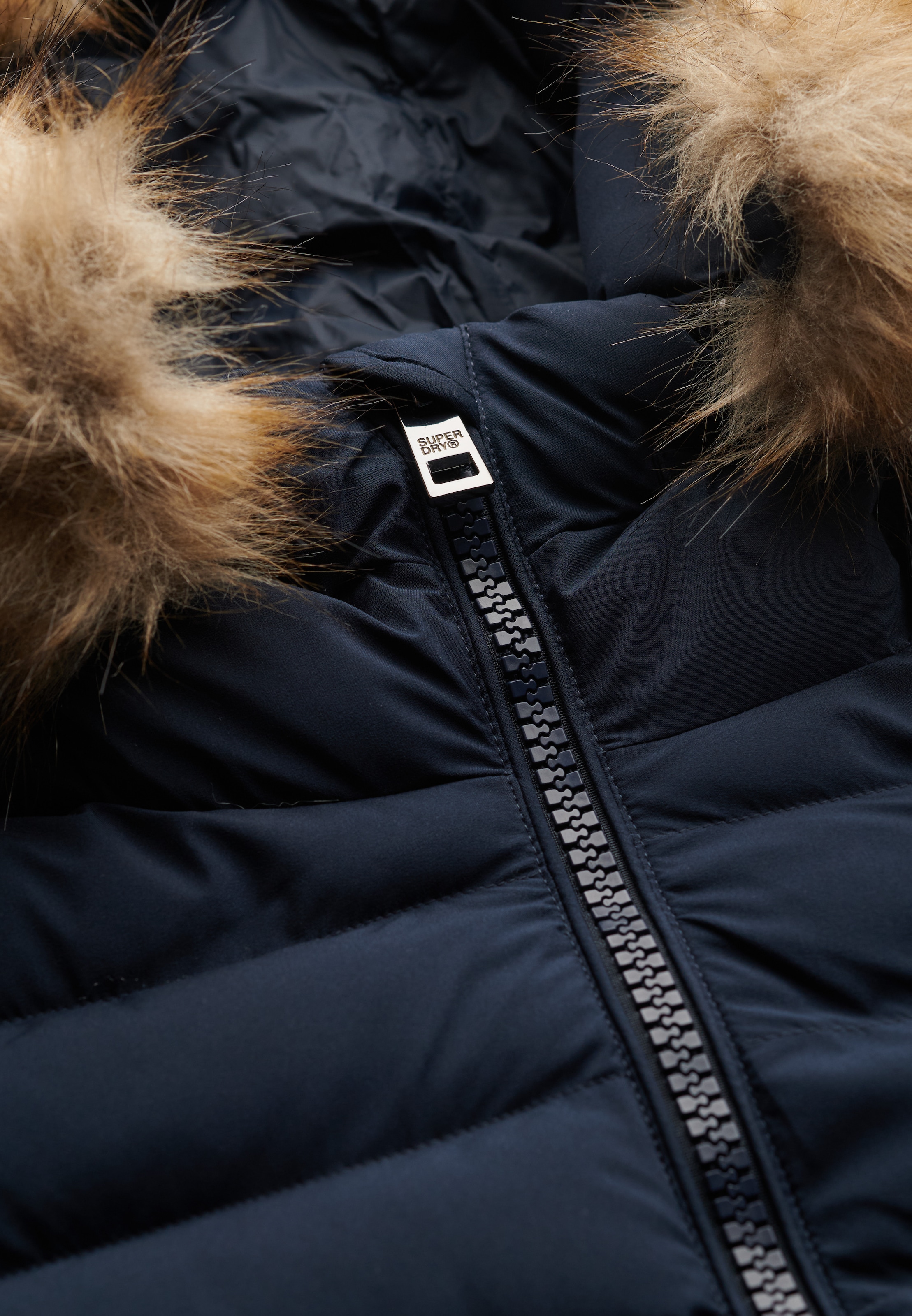Superdry Veste matelassée »FUJI FAUX FUR HOOD PADDED JKT« avec capuche avec étiquette de marque, Slim Fit, col montant, en tissu tissé