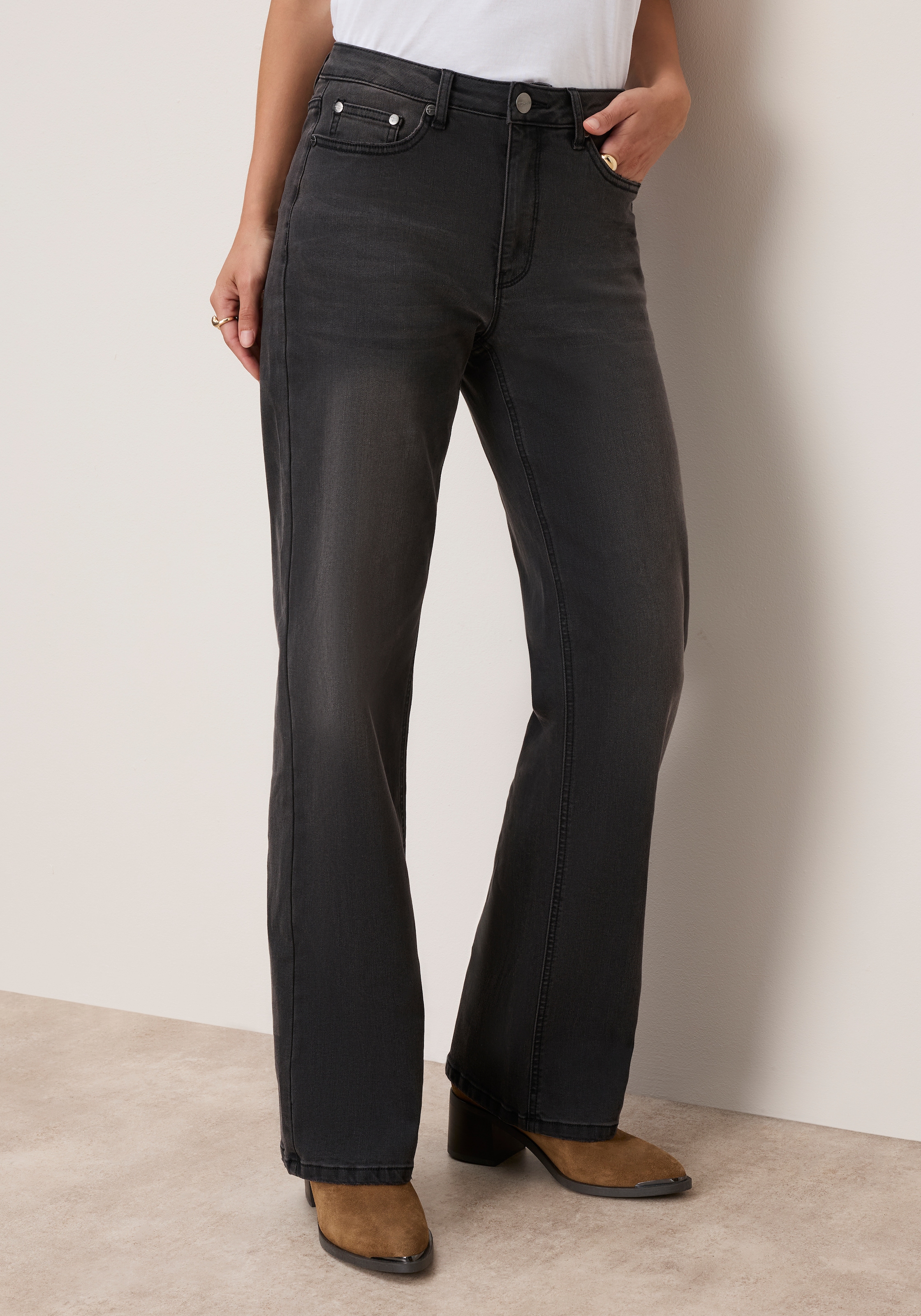 Tamaris Jeans large »mit modischer Silhouette und hohem Tragekomfort« taille haute, coupe longue, avec applications à boutons