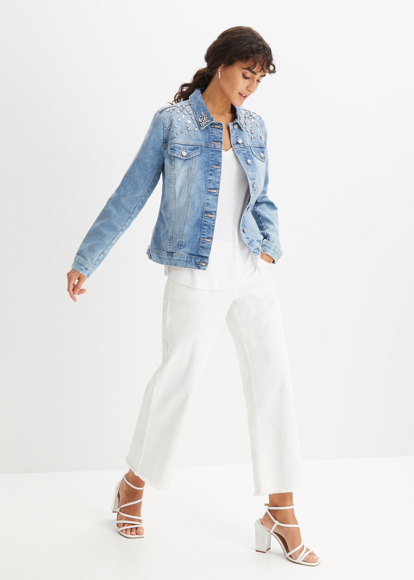 bonprix Jeansjacke in klassischer Form und mit hochwertigen Glitzersteinen