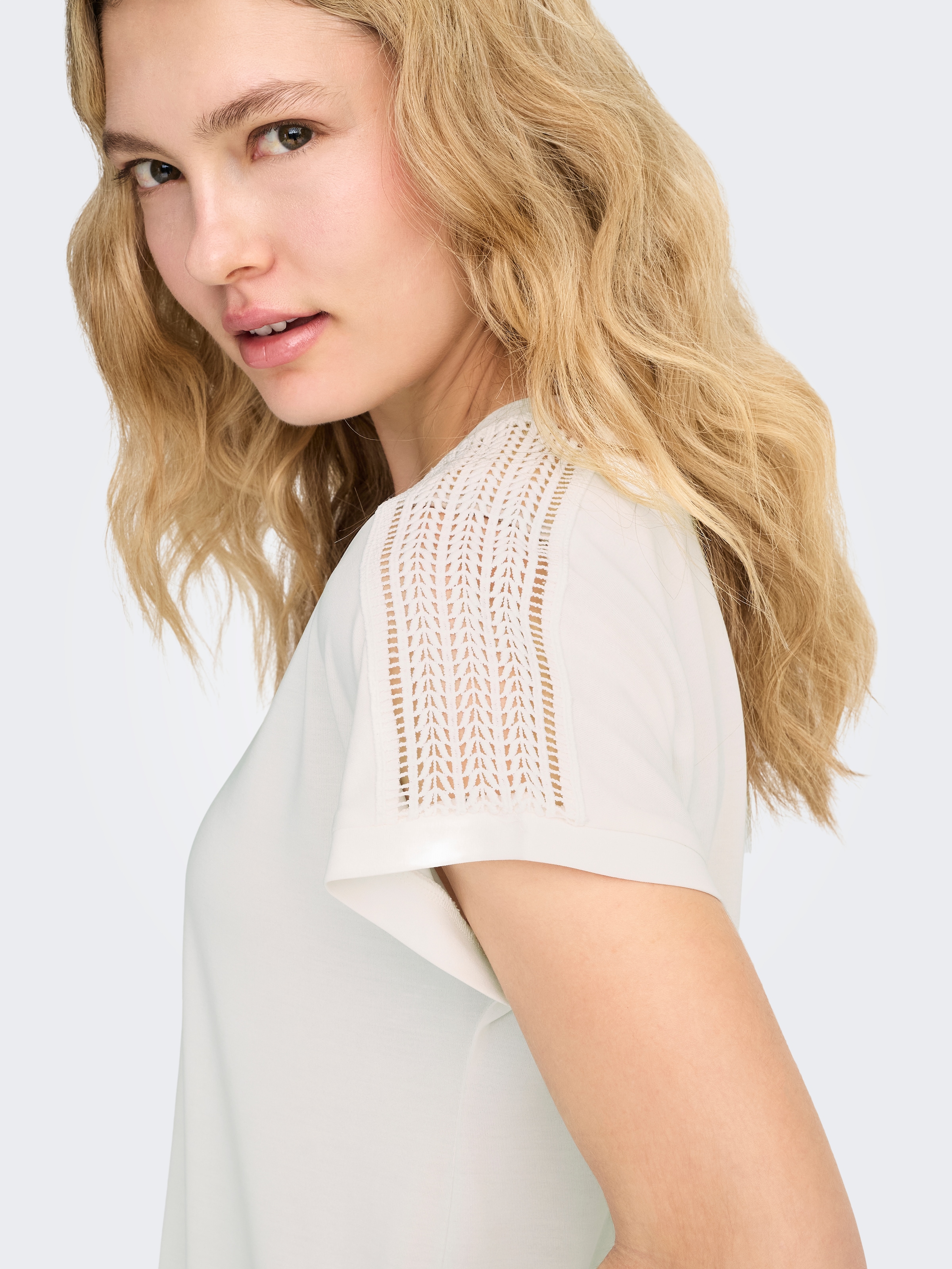 ONLY V-Shirt »ONLFREE LIFE S/S V-NECK LACE TOP JRS« Materialmix, loose fit, V-Ausschnitt