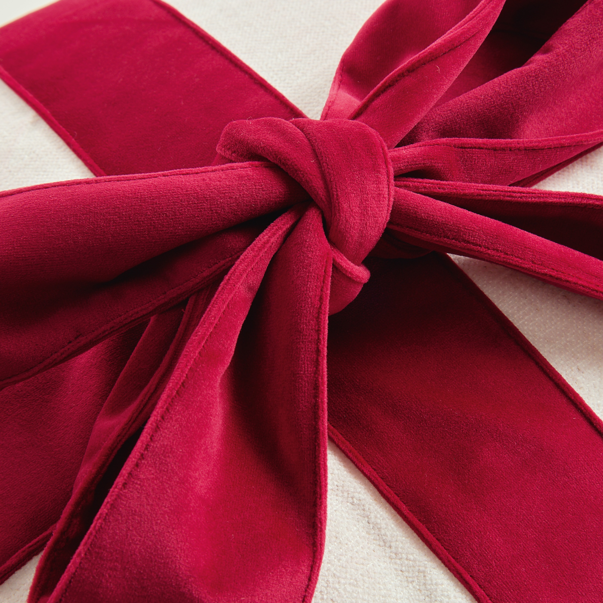 TOM TAILOR HOME Dekokissen »Present« mit aufgesetzter Geschenkschleife