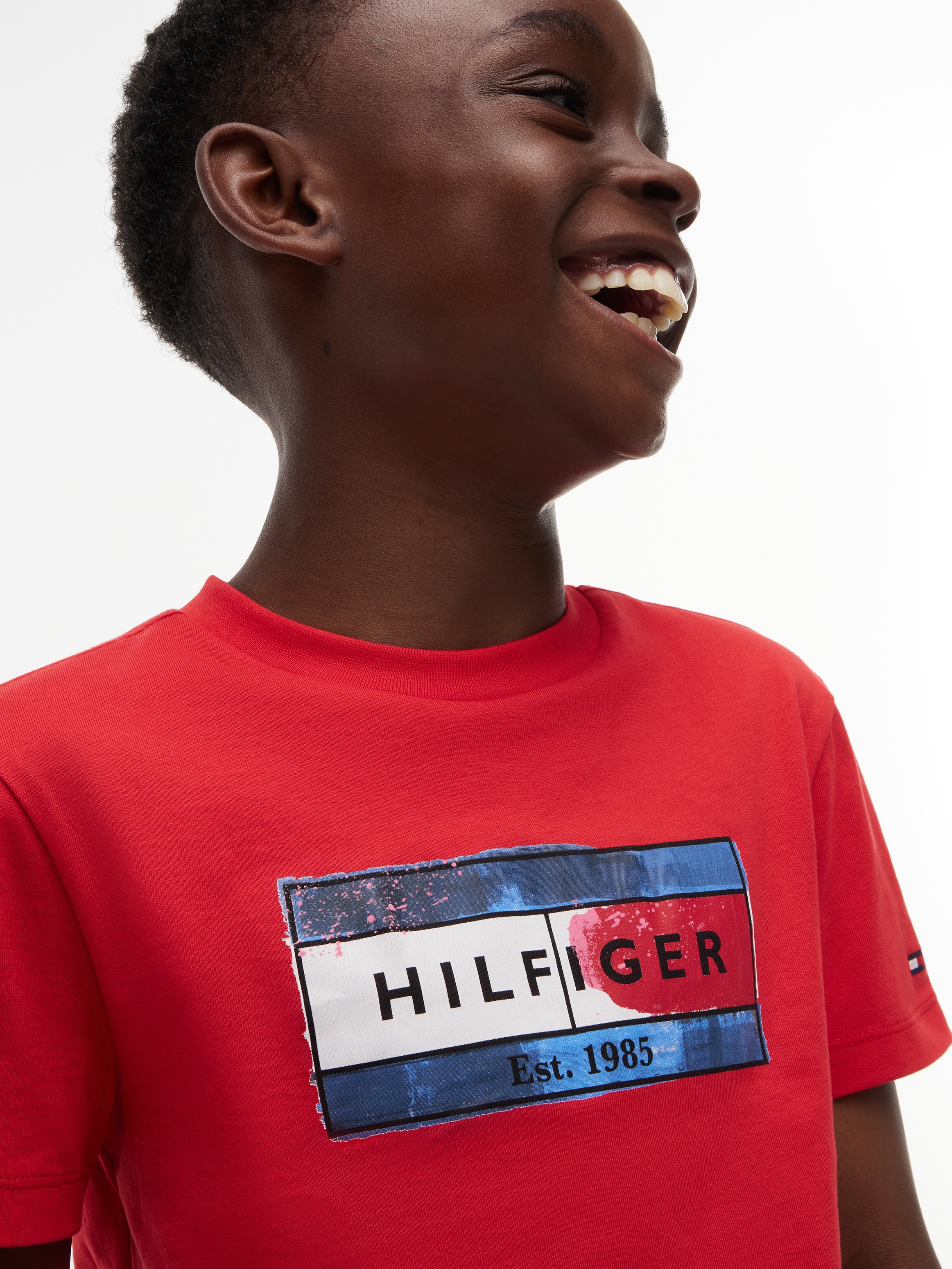 Tommy Hilfiger T-shirt »HILFIGER FLAG GRAPHIC TEE« Encolure ronde, coupe régulière, enfants jusqu'à 16 ans