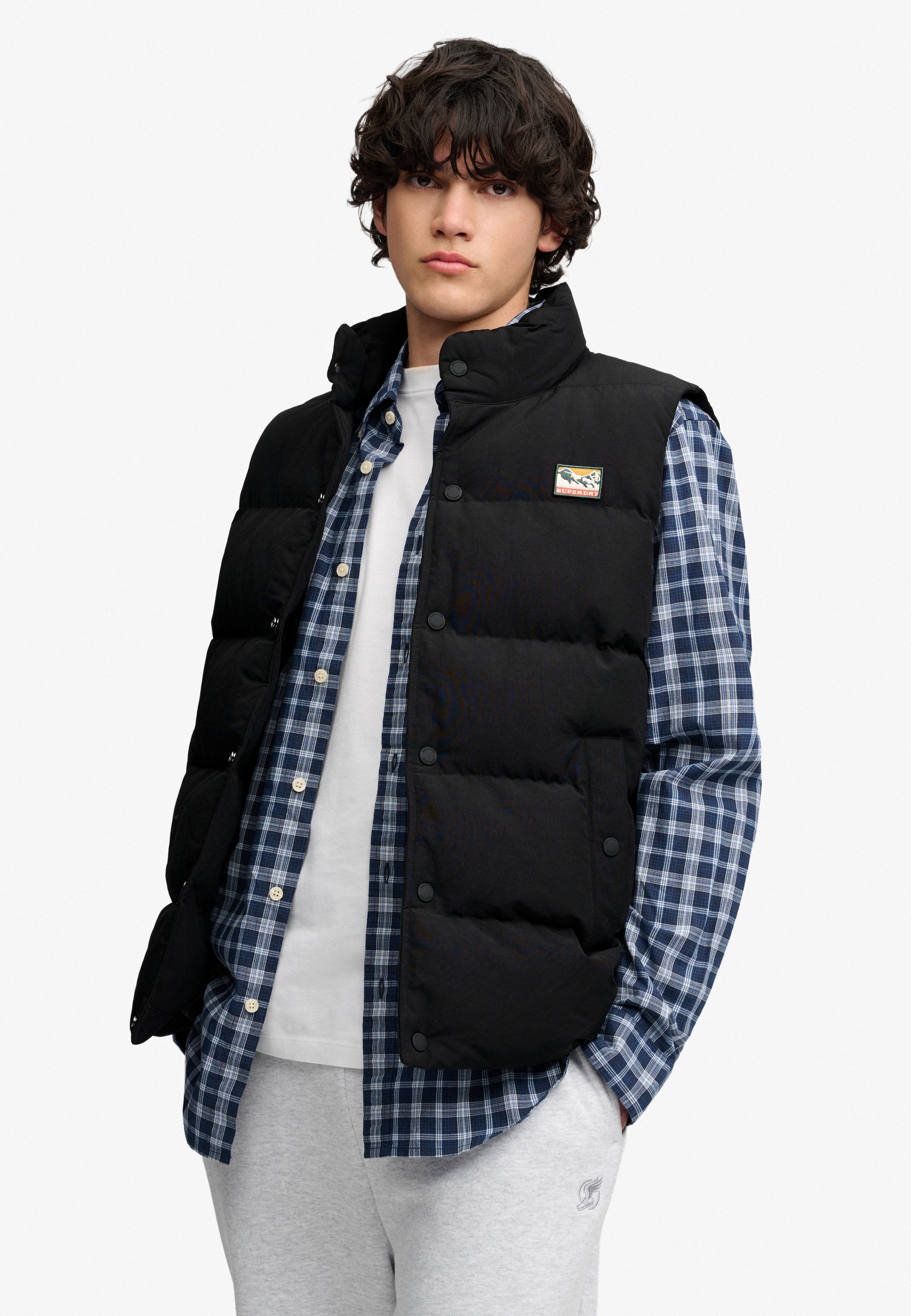 Superdry Gilet matelassé »NON HOOD SHORT EVEREST GILET« avec dessus en nylon, Regular Fit, longueur normale