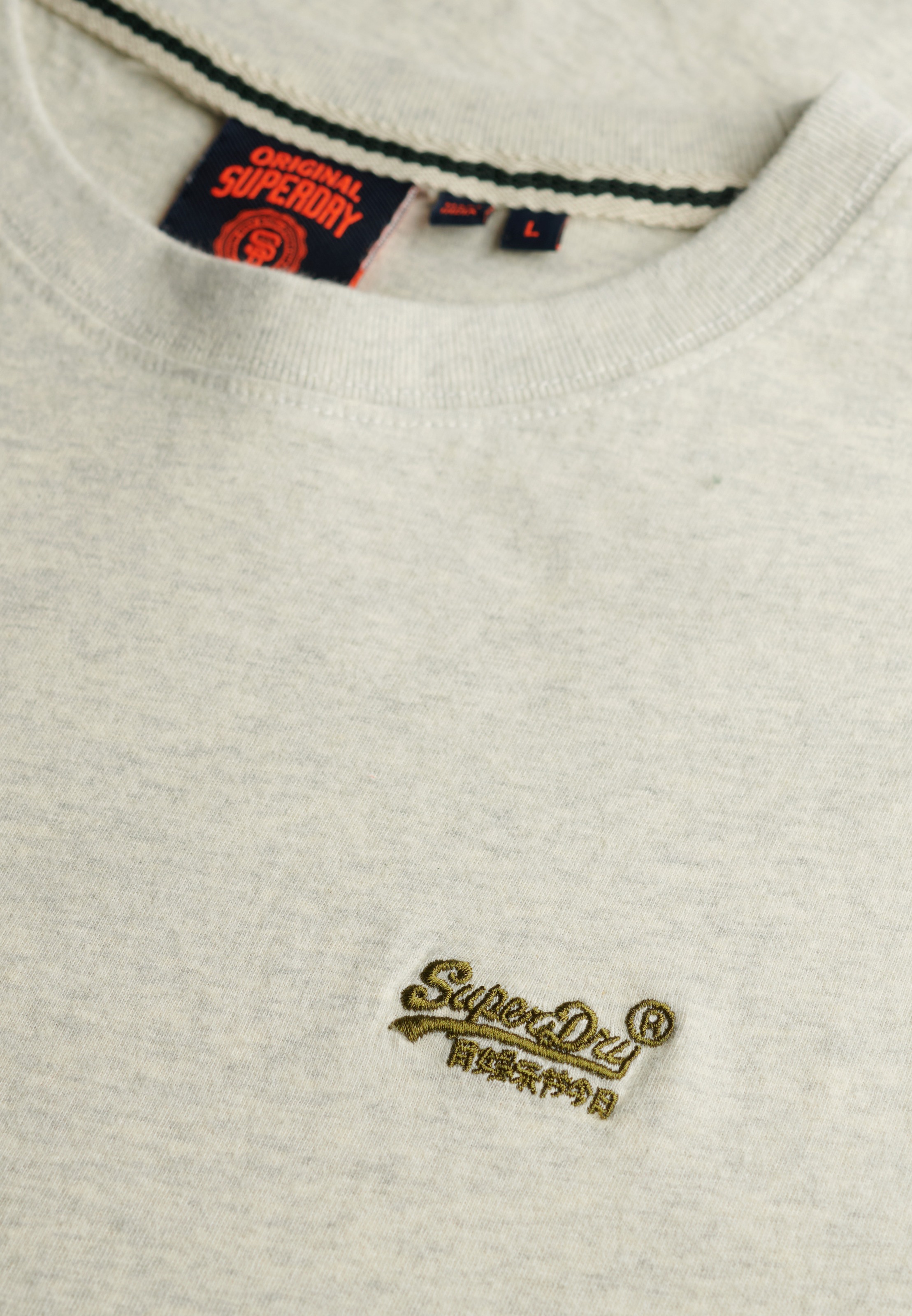 Superdry Shirt à col rond »ESSENTIAL LOGO EMB TEE« en coton et jersey simple, coupe slim, manches courtes, longueur hanche
