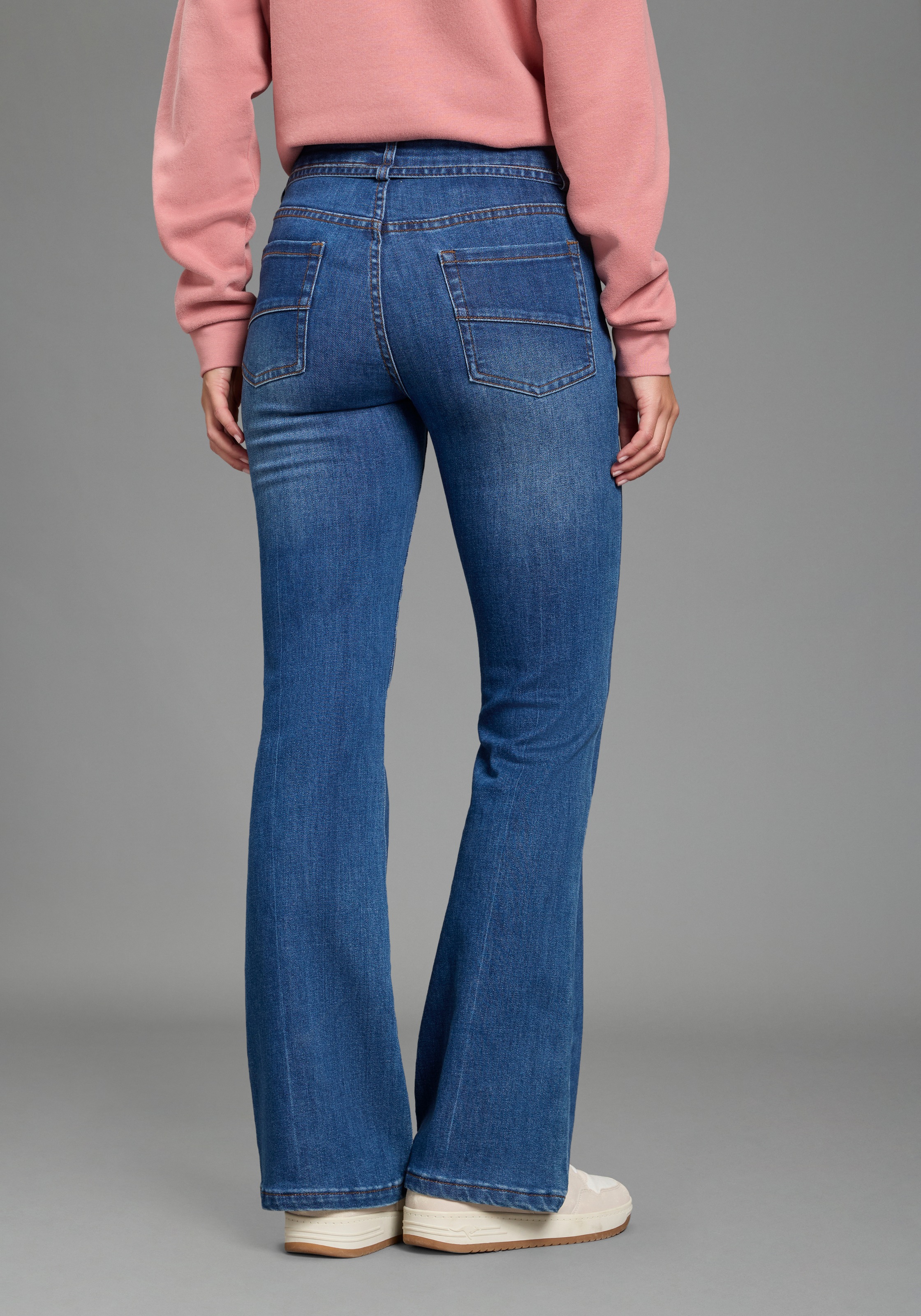 KangaROOS Weite Jeans mit Reissverschluss, Knopf und Tunnelzug mit Bindeband, lange Beinlänge