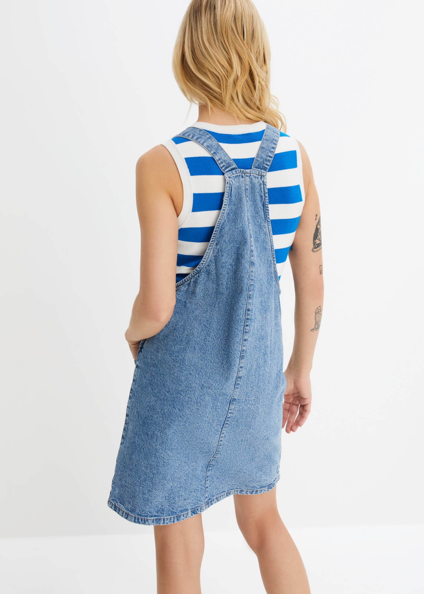 bonprix Robe en jean coupe trapèze, en coton, avec deux poches plaquées